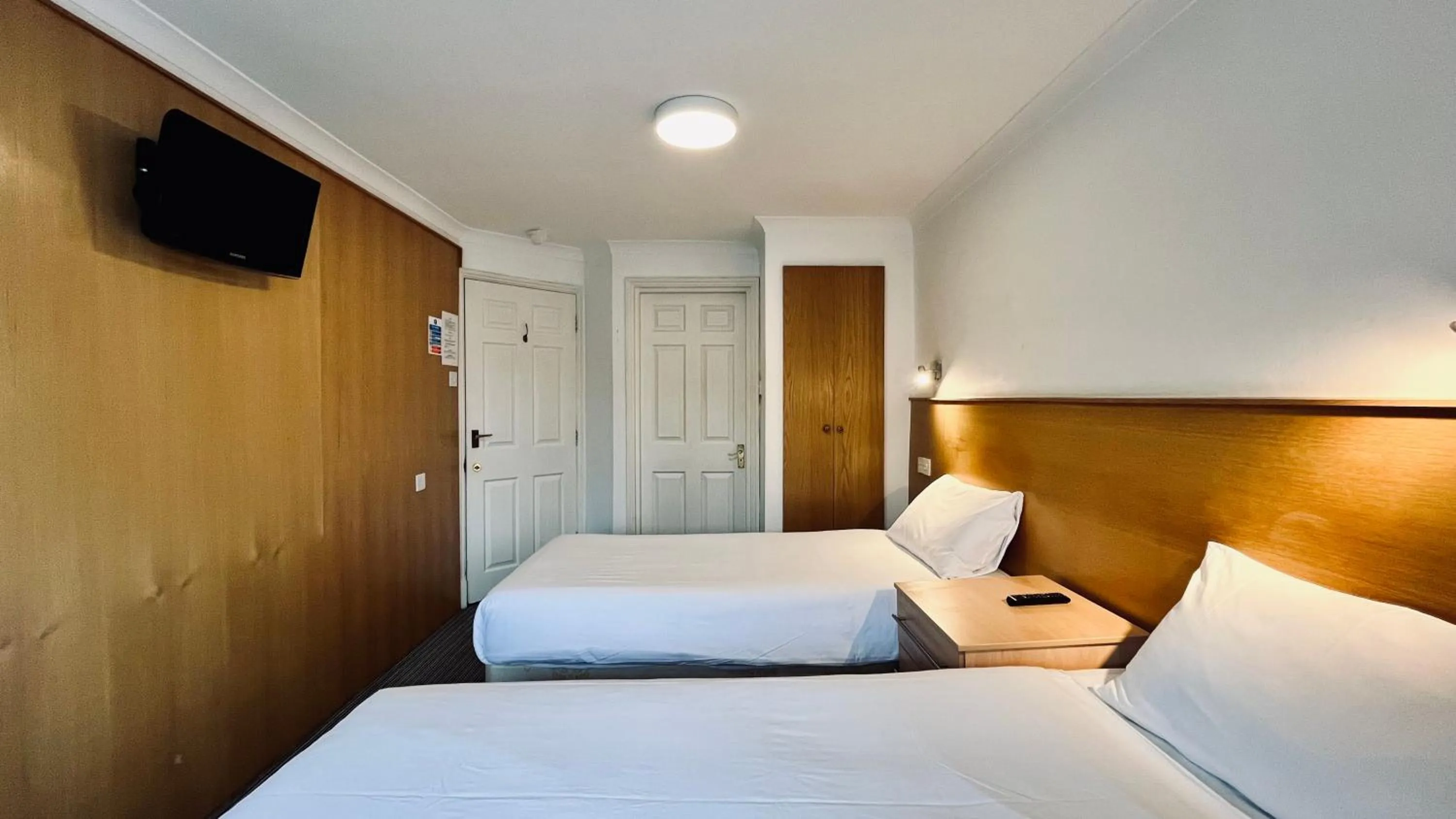 TV and multimedia, Bed in West Cromwell Hotel