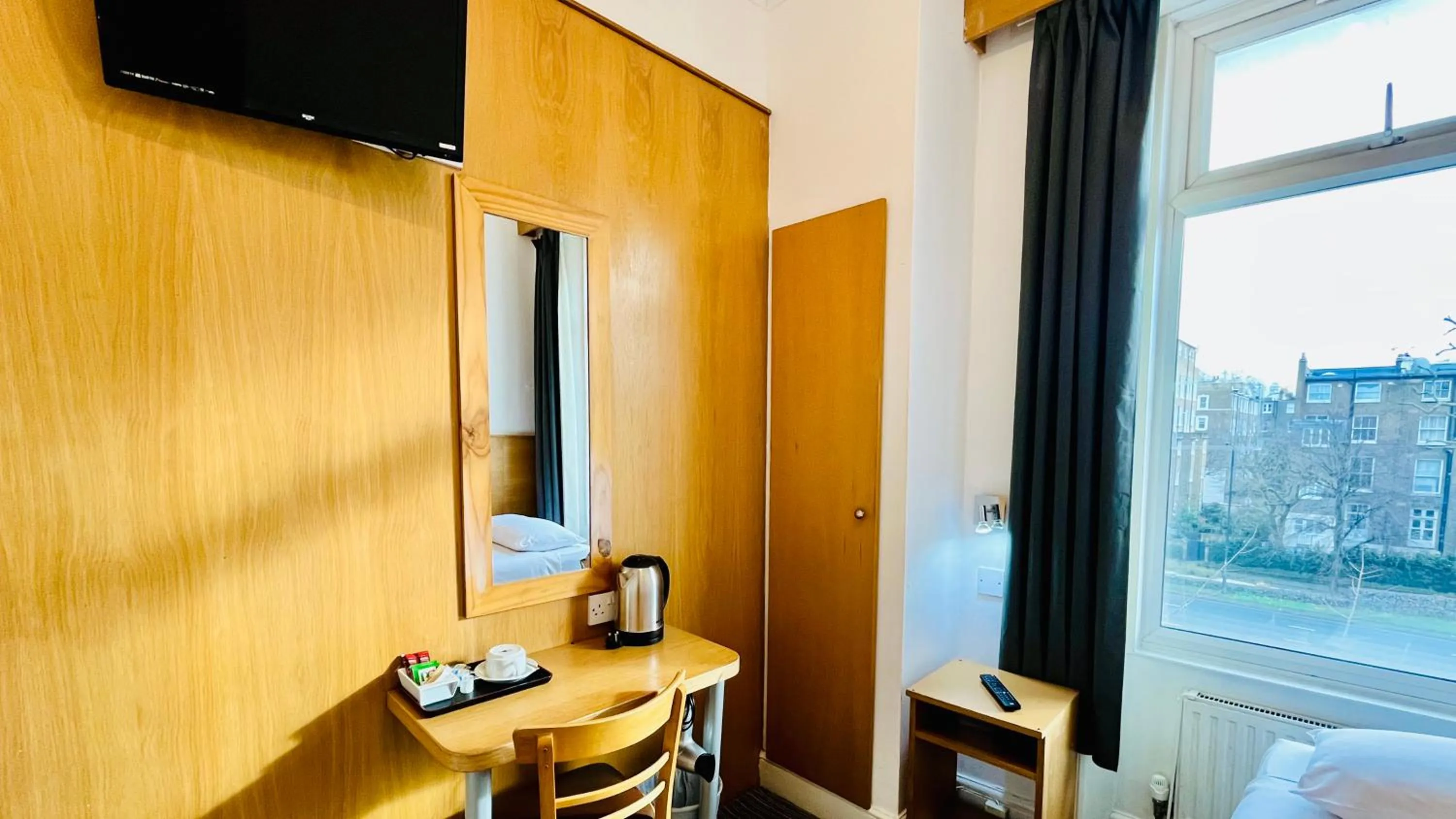 TV and multimedia in West Cromwell Hotel