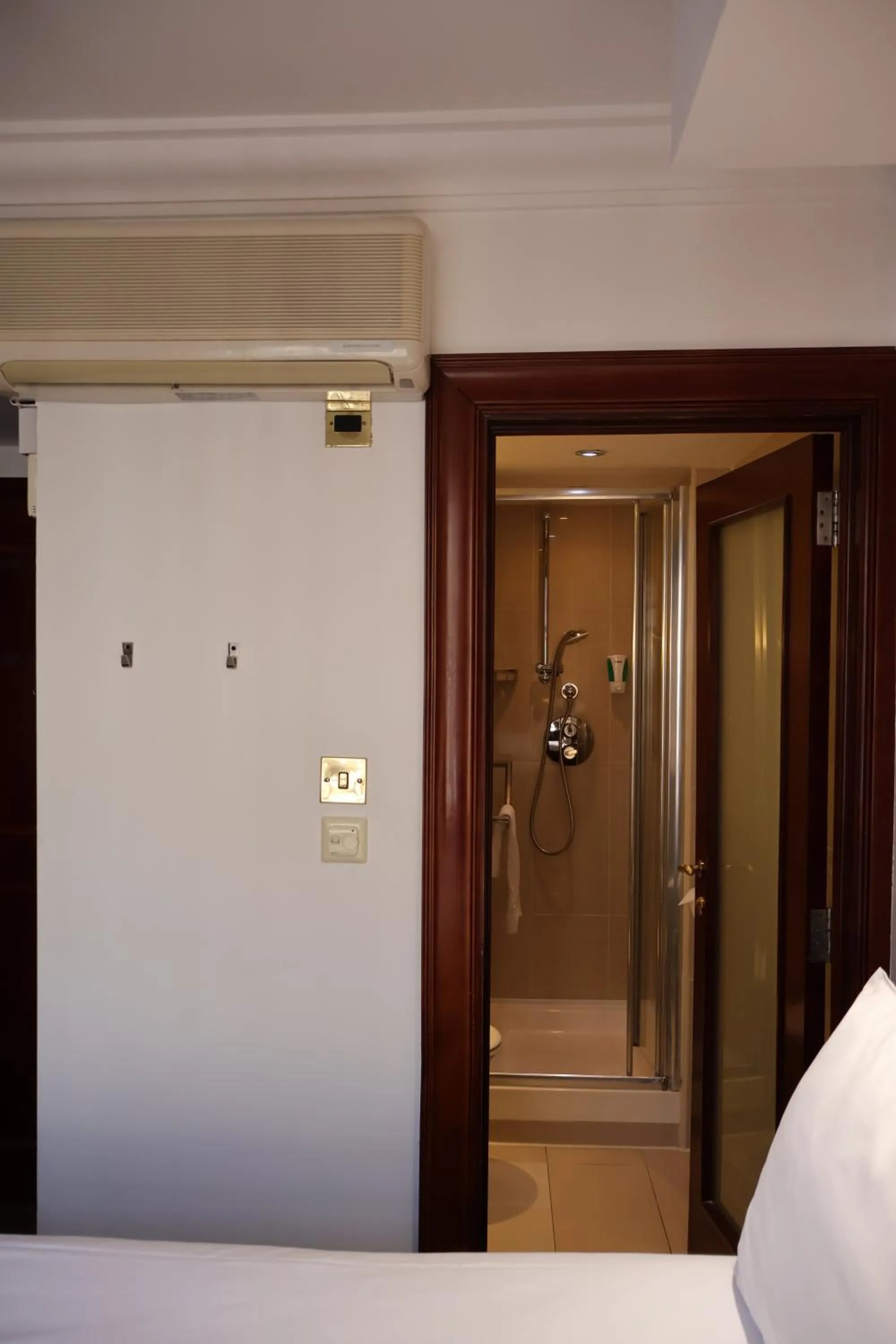 Shower in Dreamtel London Kensington