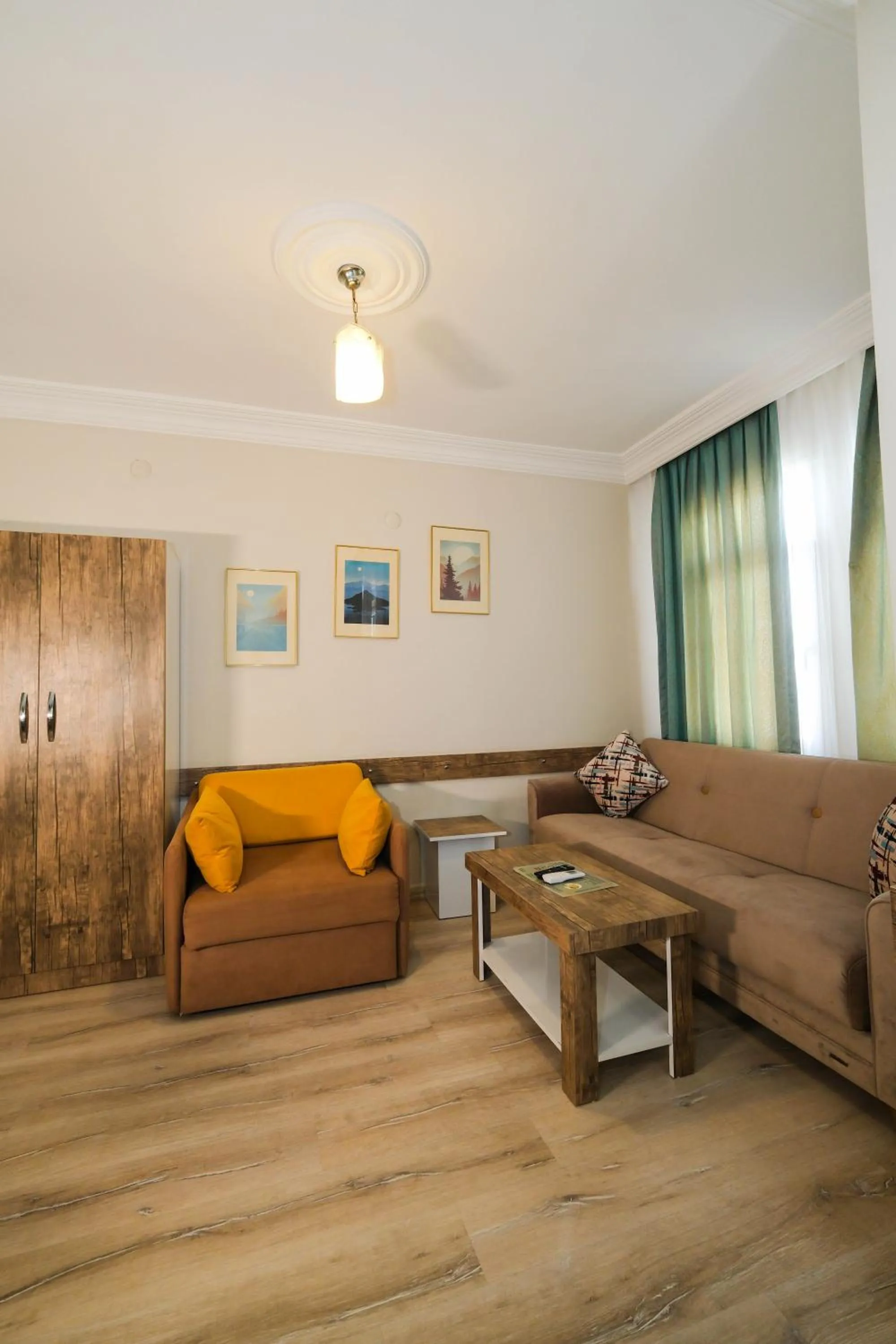 Family in Cleopatra King Apart