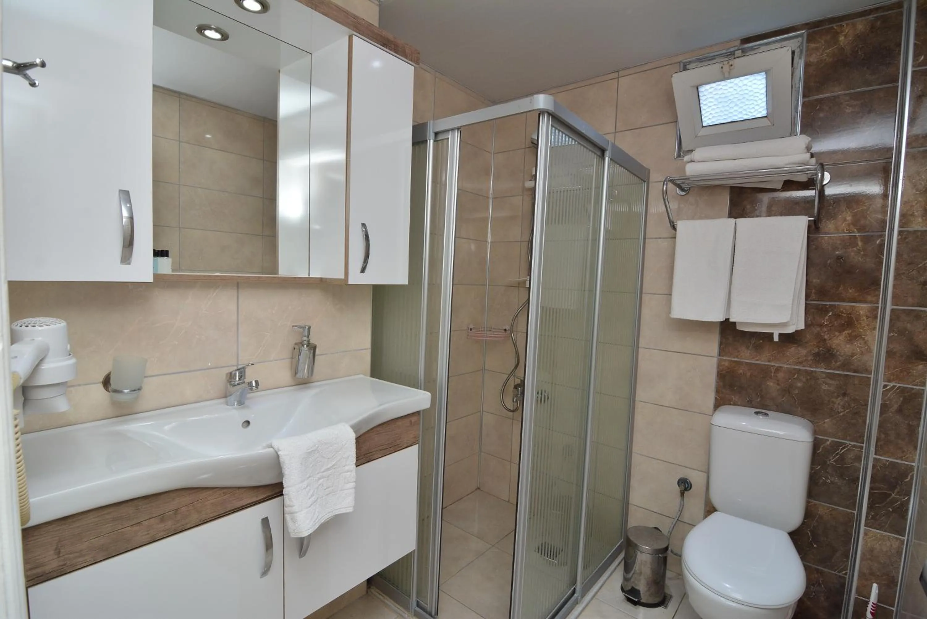 Shower in Cleopatra King Apart