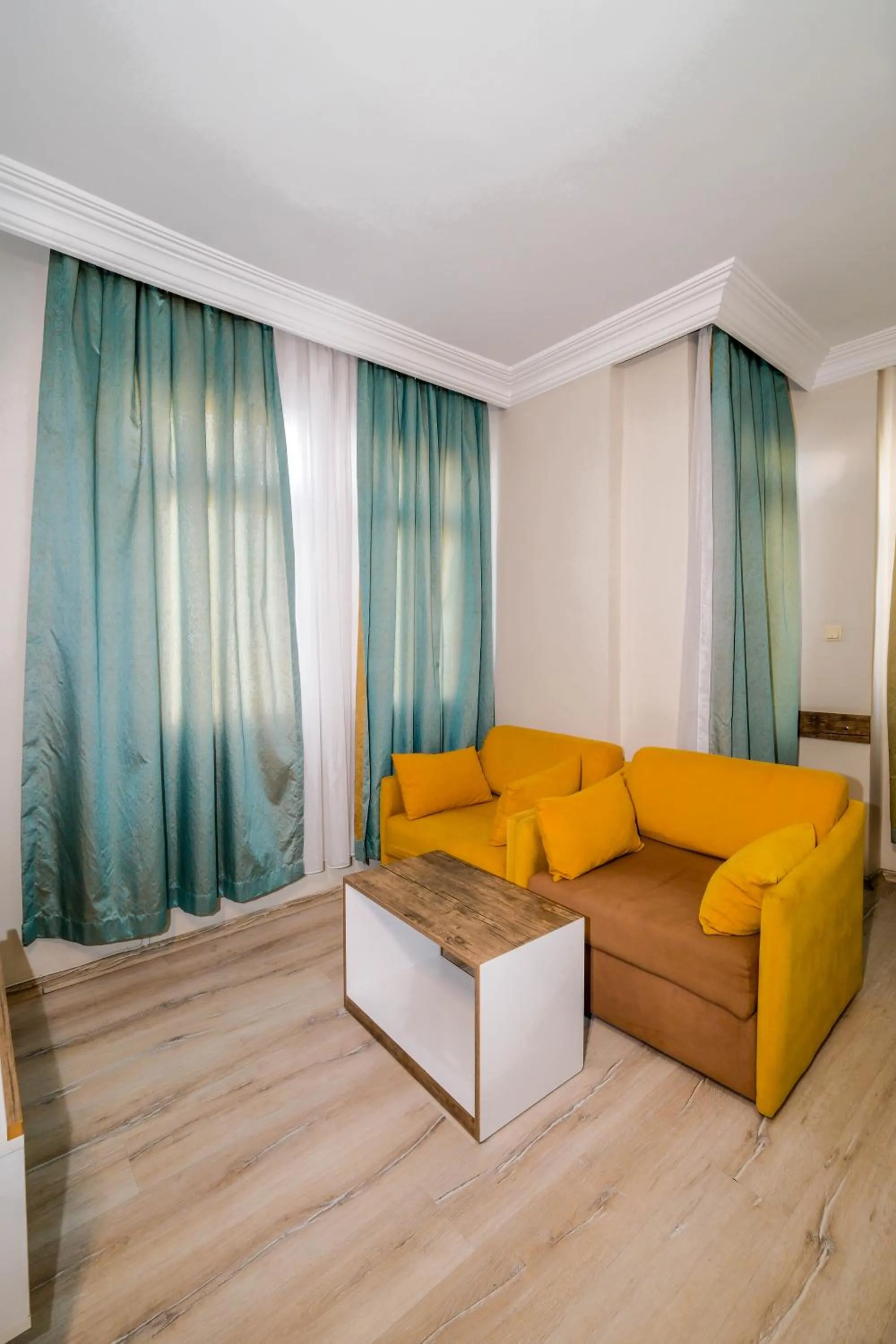 Family in Cleopatra King Apart