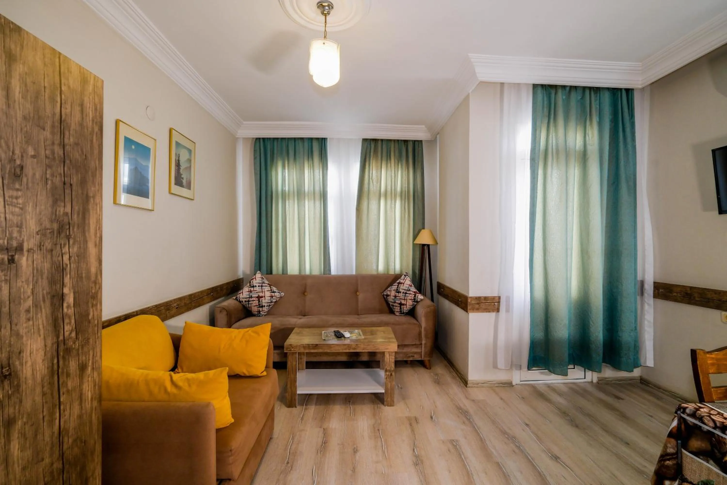 Family in Cleopatra King Apart