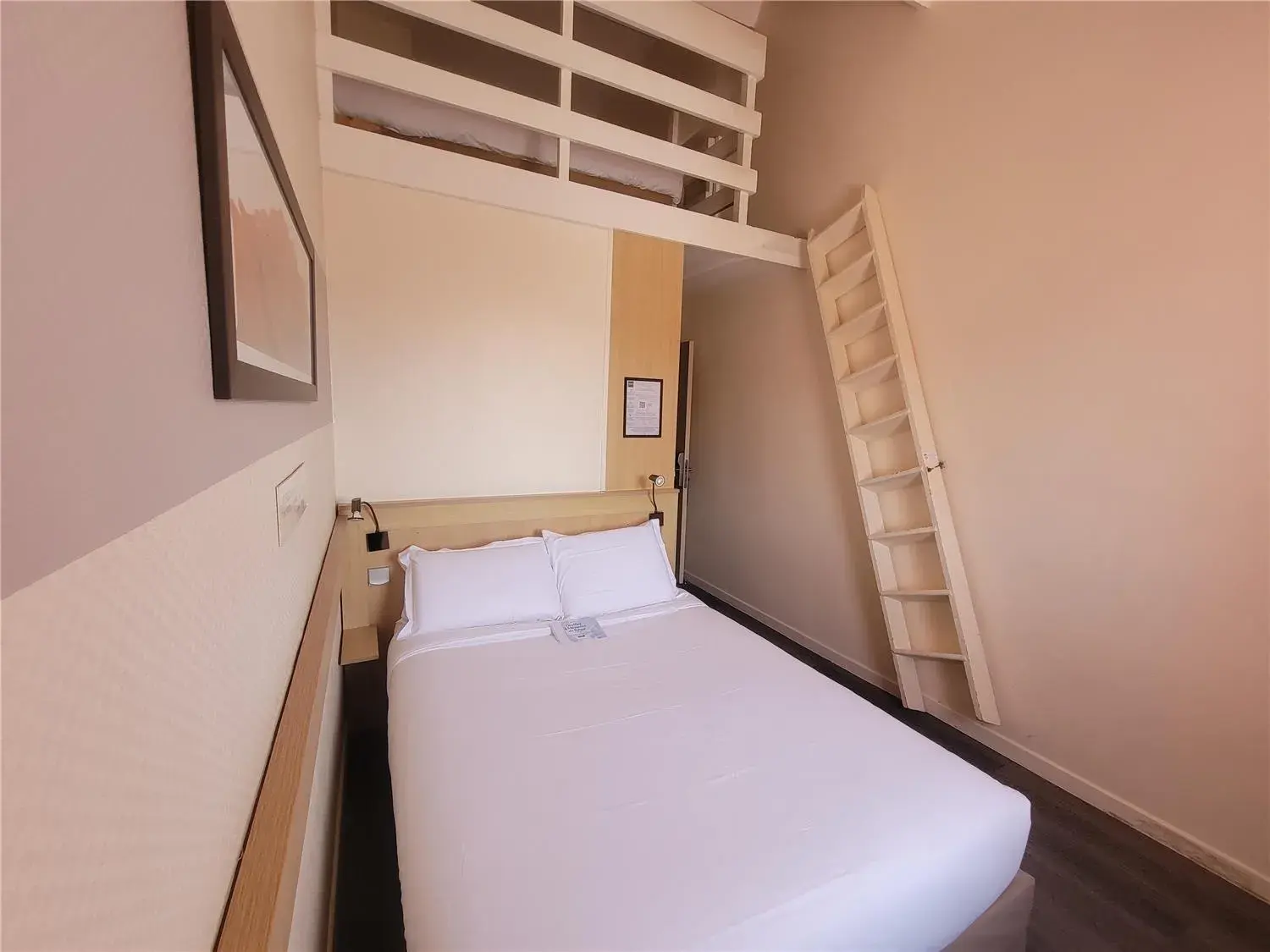 Bedroom, Bed in Kyriad Rennes Sud - Cesson Chantepie Bedroom, Bed in Kyriad Rennes Sud - Cesson Chantepie