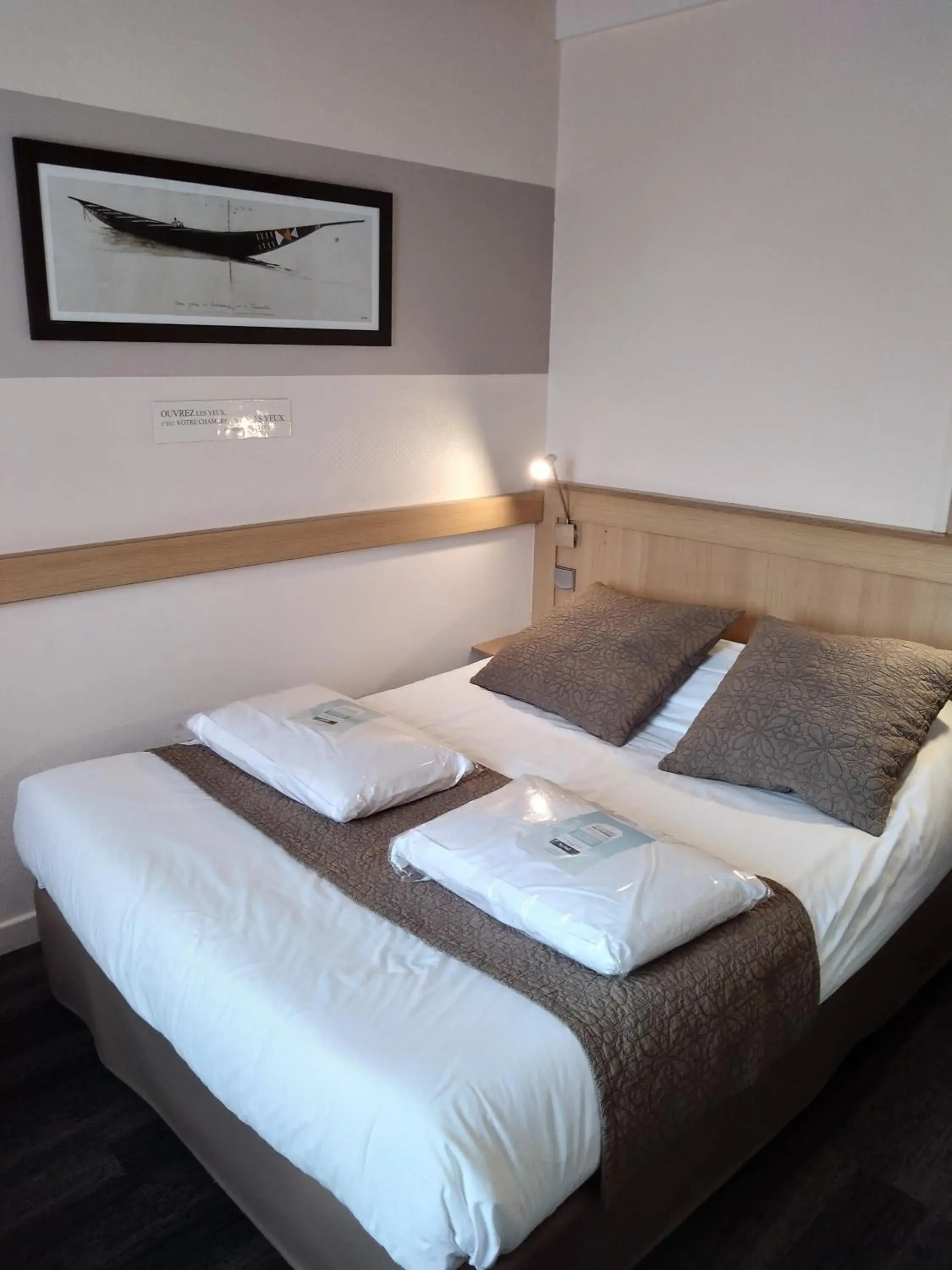 Photo of the whole room, Bed in Kyriad Rennes Sud - Cesson Chantepie Photo of the whole room, Bed in Kyriad Rennes Sud - Cesson Chantepie