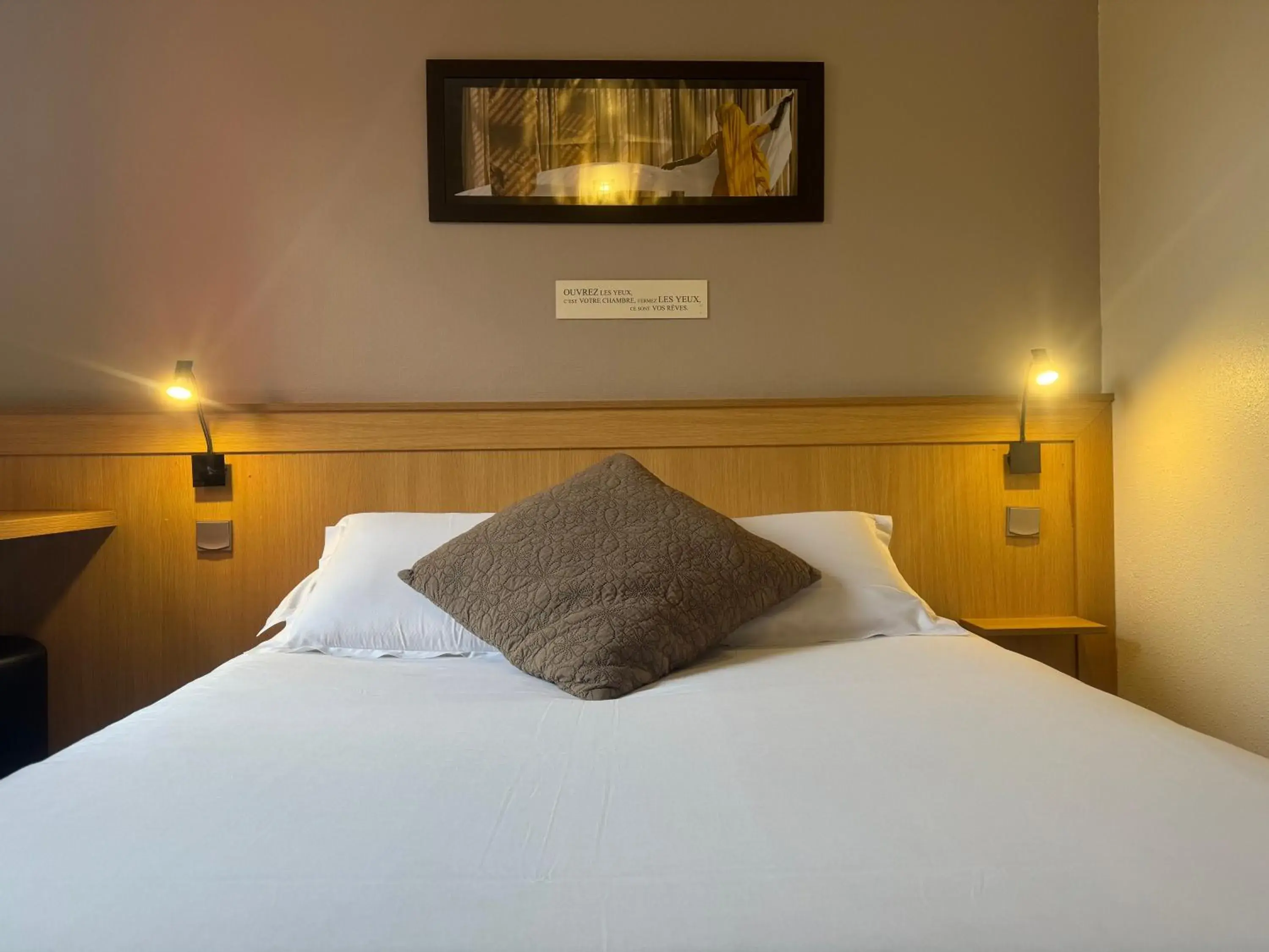 Bed in Kyriad Rennes Sud - Cesson Chantepie Bed in Kyriad Rennes Sud - Cesson Chantepie