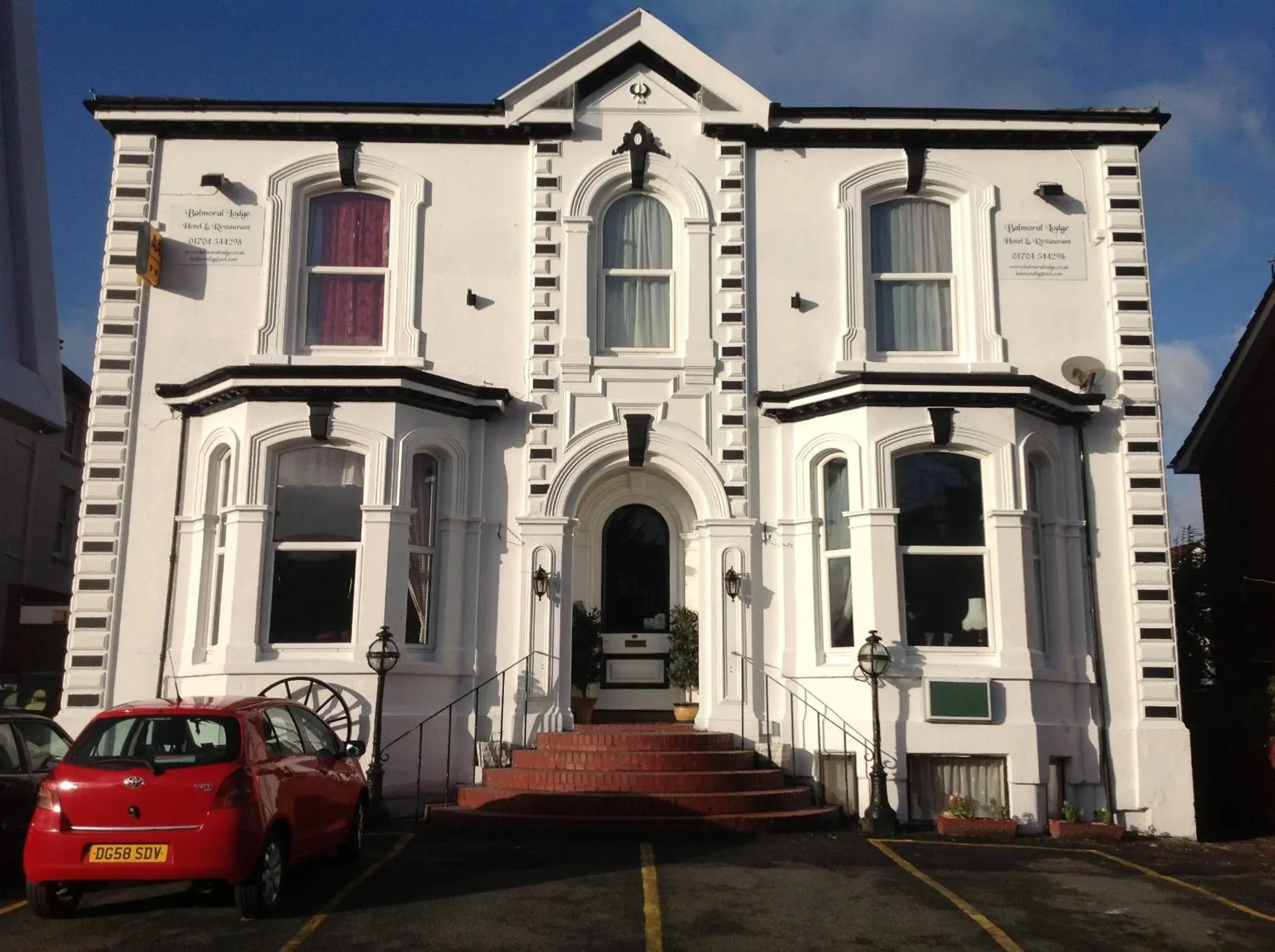 Facade/entrance in Balmoral Lodge Hotel Facade/entrance in Balmoral Lodge Hotel