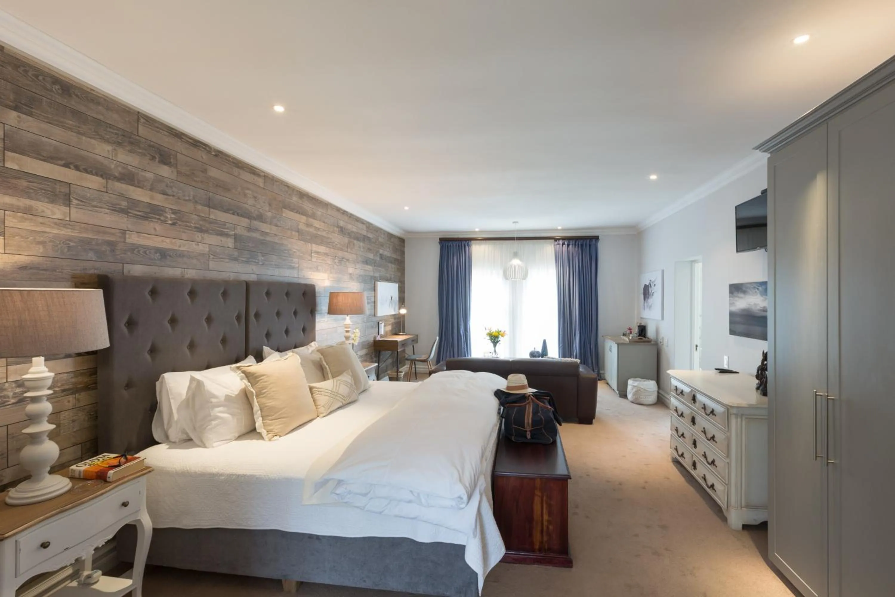 Photo of the whole room, Bed in 58 On Hume