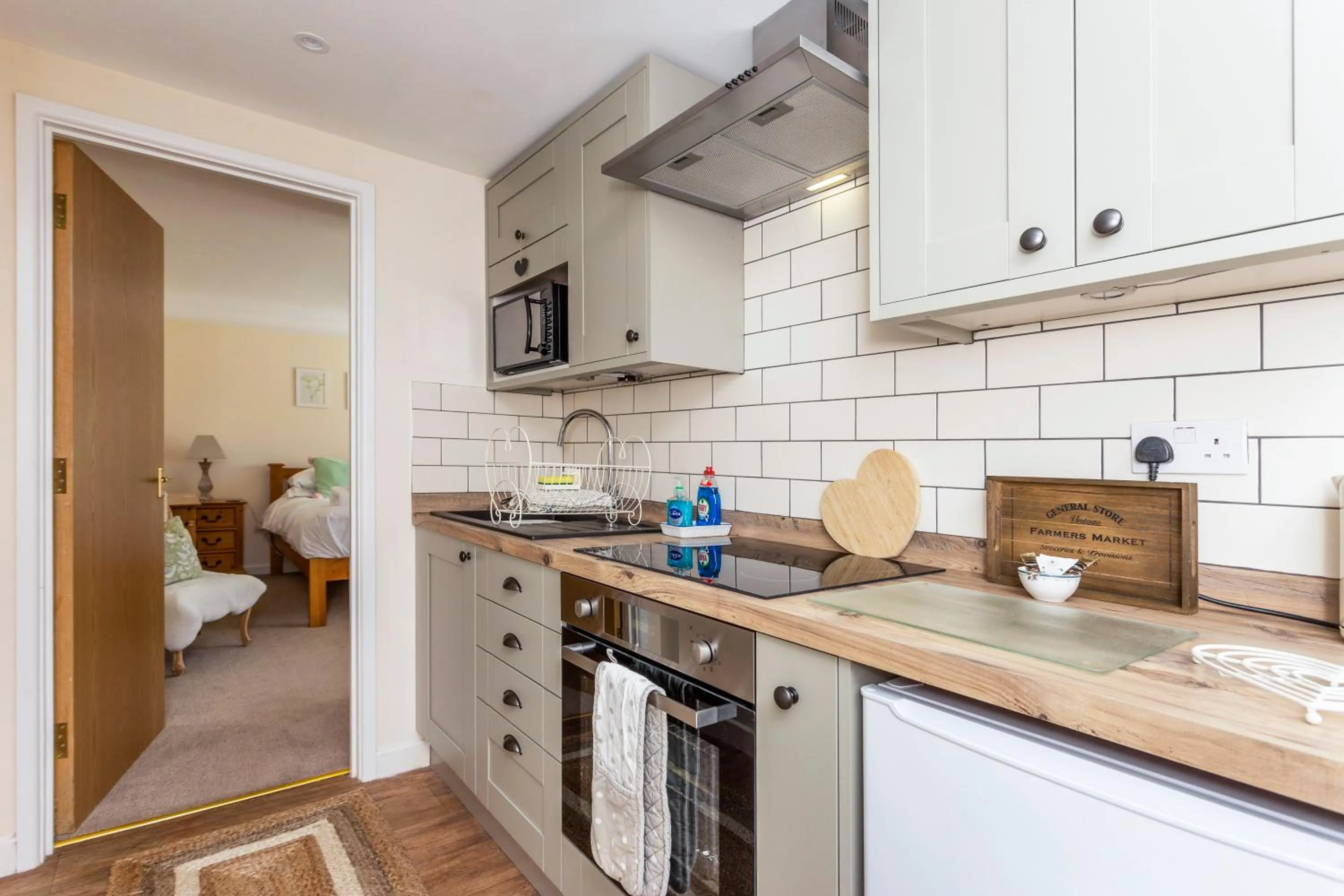 Kitchen or kitchenette in Bridge Farm Holiday Cottages