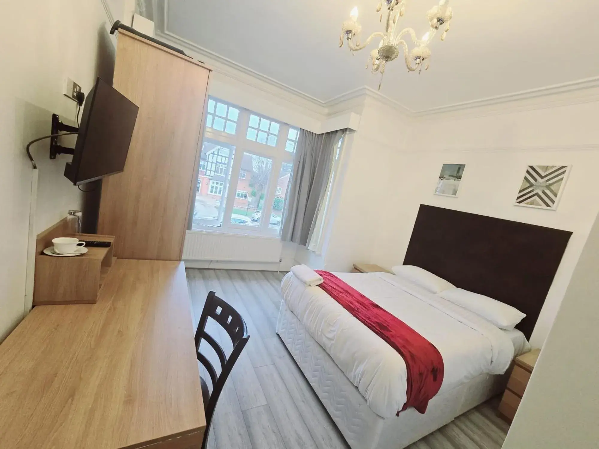 Bedroom, Bed in Kingswood Hotel Bedroom, Bed in Kingswood Hotel