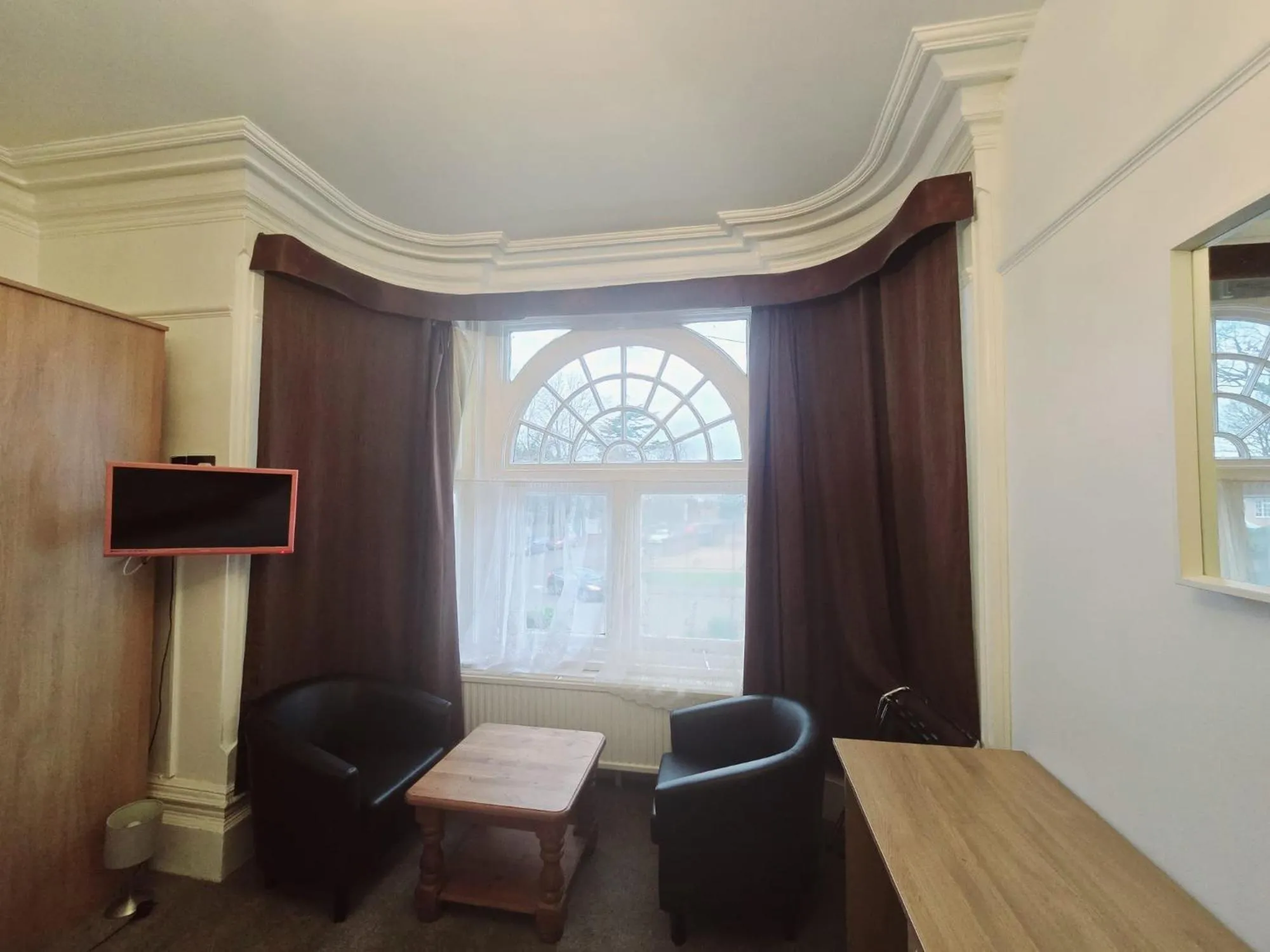 Bedroom in Kingswood Hotel