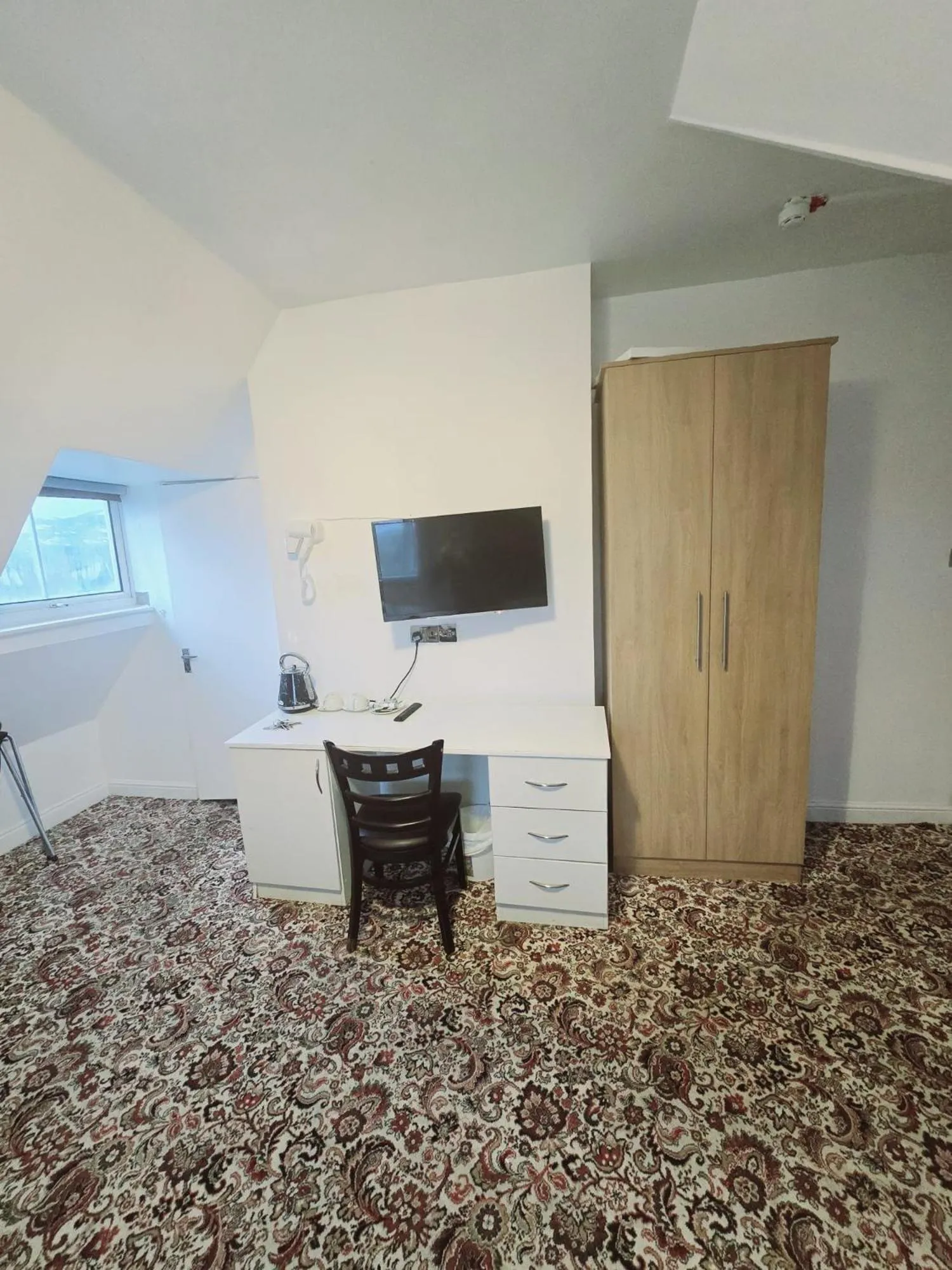 Bedroom in Kingswood Hotel