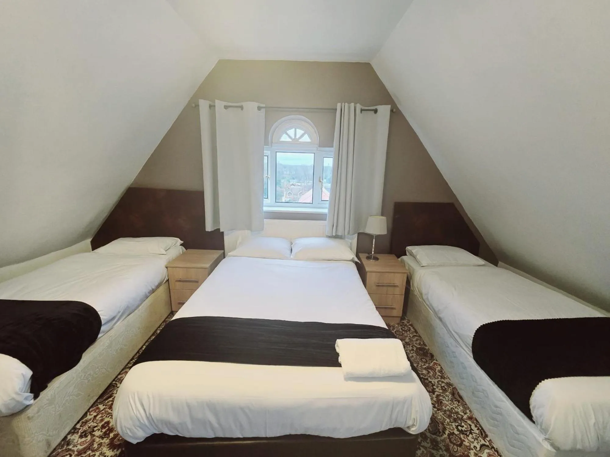 Bedroom, Bed in Kingswood Hotel