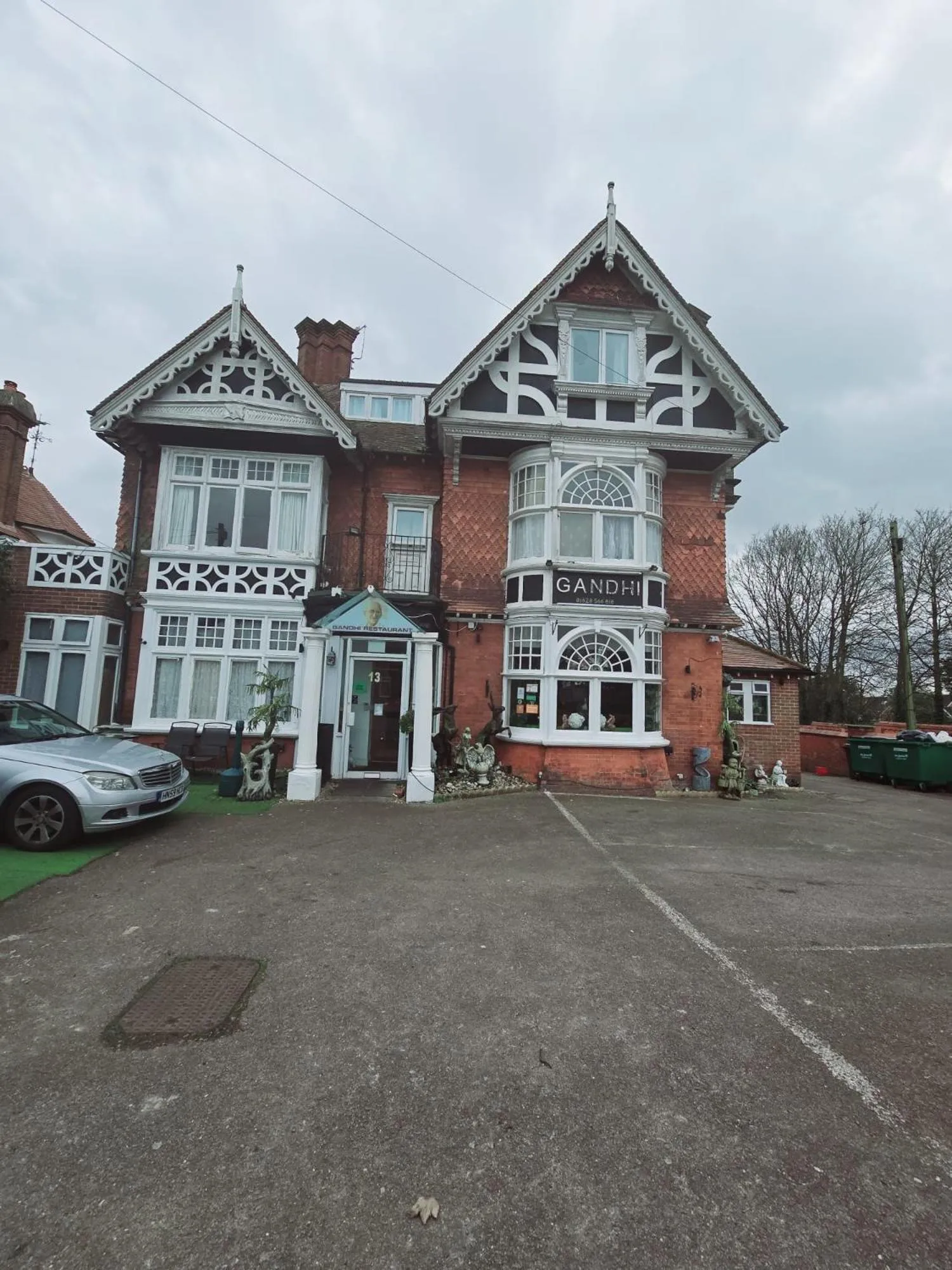 Facade/entrance in Kingswood Hotel