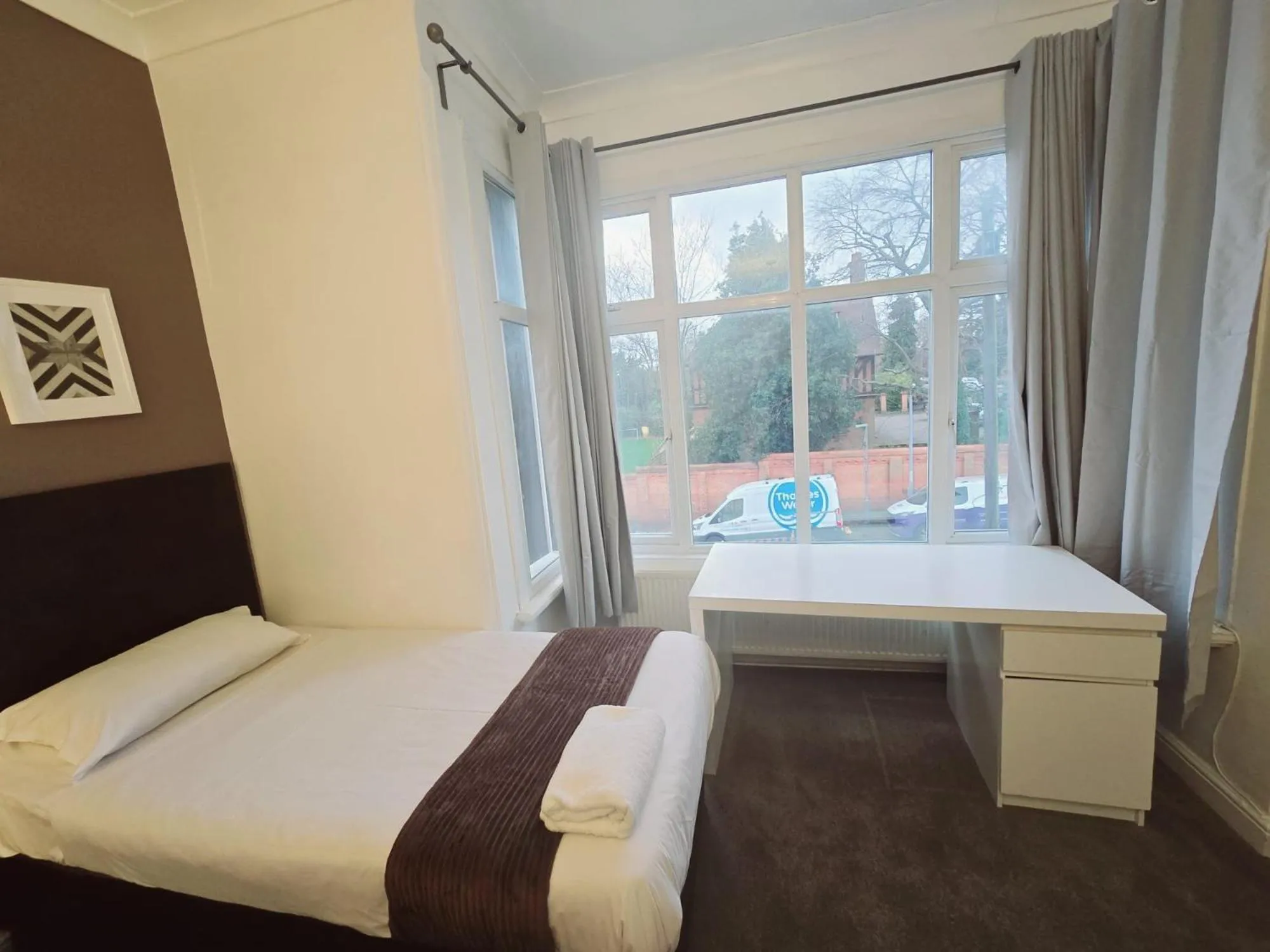 Bedroom, Bed in Kingswood Hotel