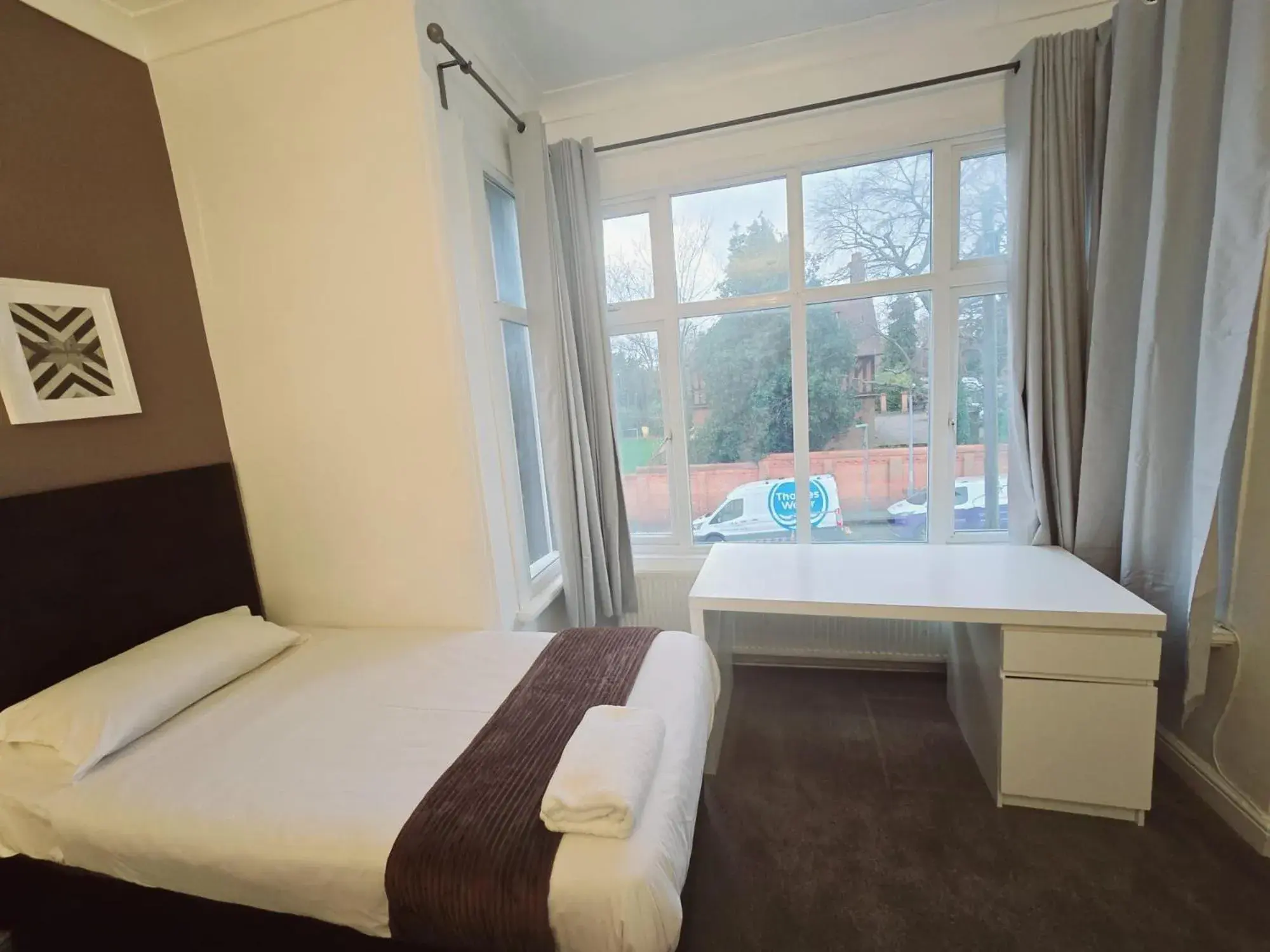 Bedroom, Bed in Kingswood Hotel Bedroom, Bed in Kingswood Hotel