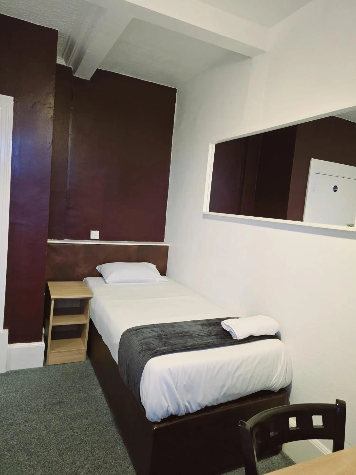 Bedroom, Bed in Kingswood Hotel