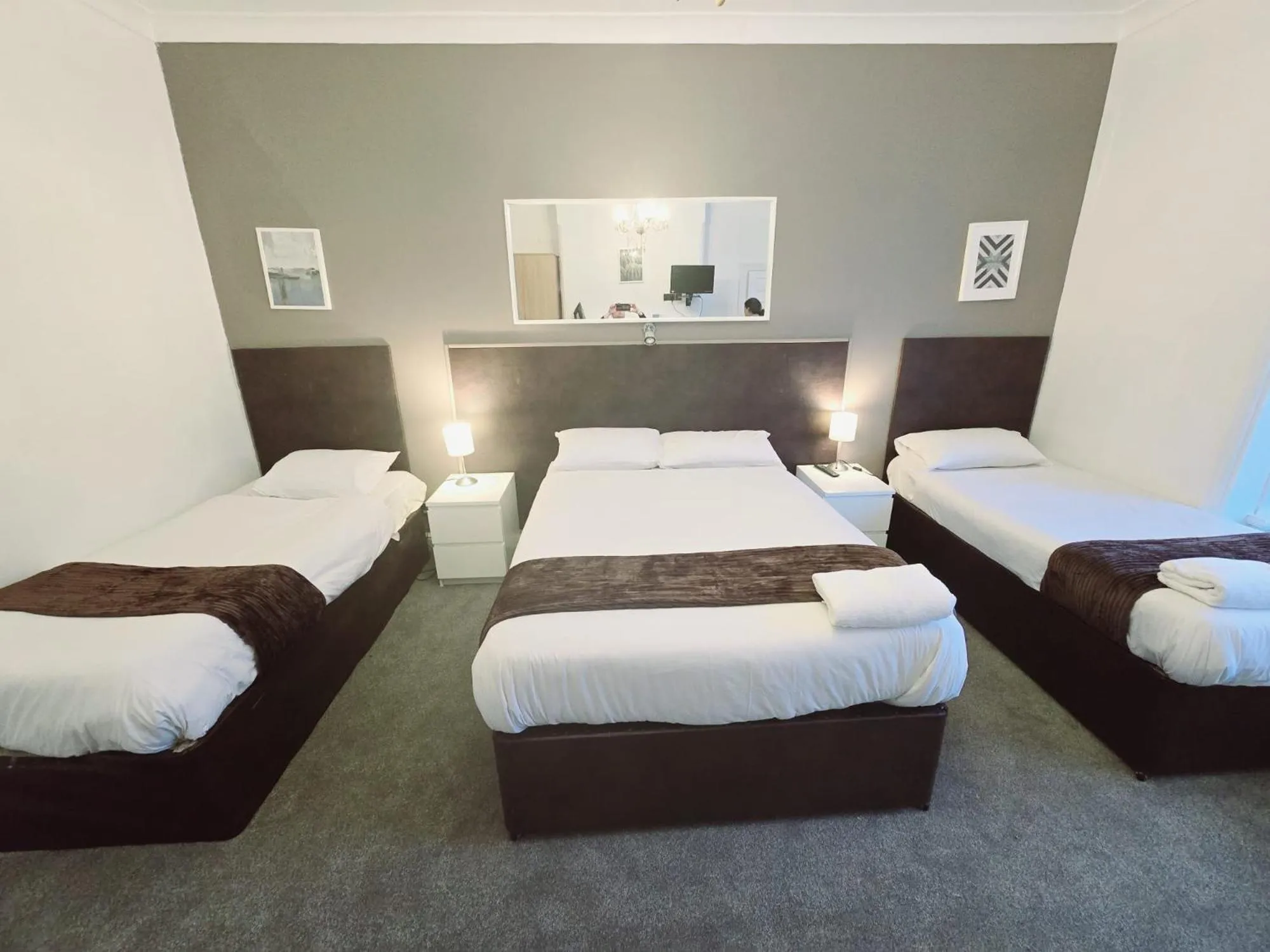 Bedroom, Bed in Kingswood Hotel