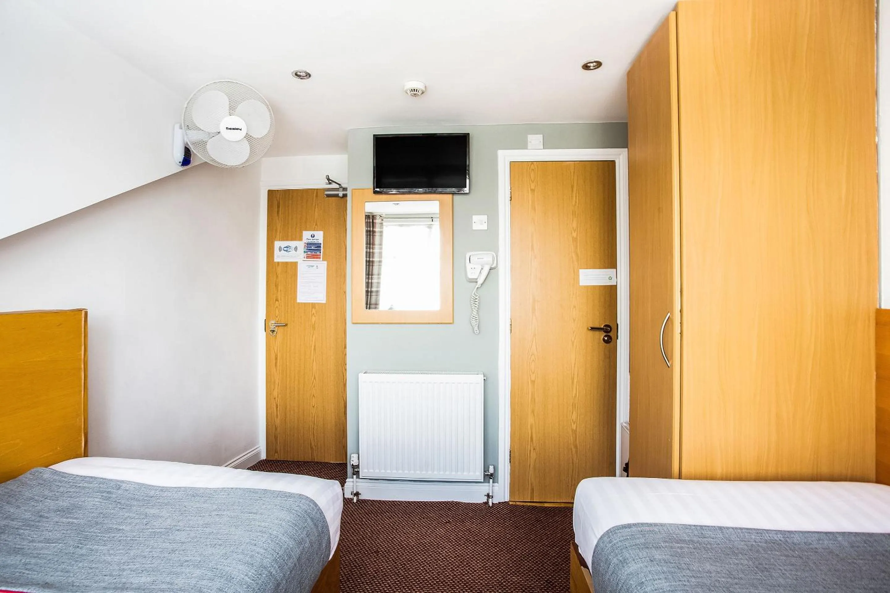 Bedroom, Bed in OYO London Guest House