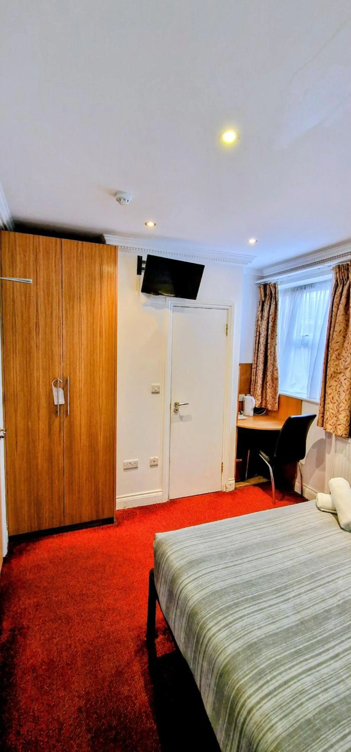 Bedroom, Bed in OYO London Guest House