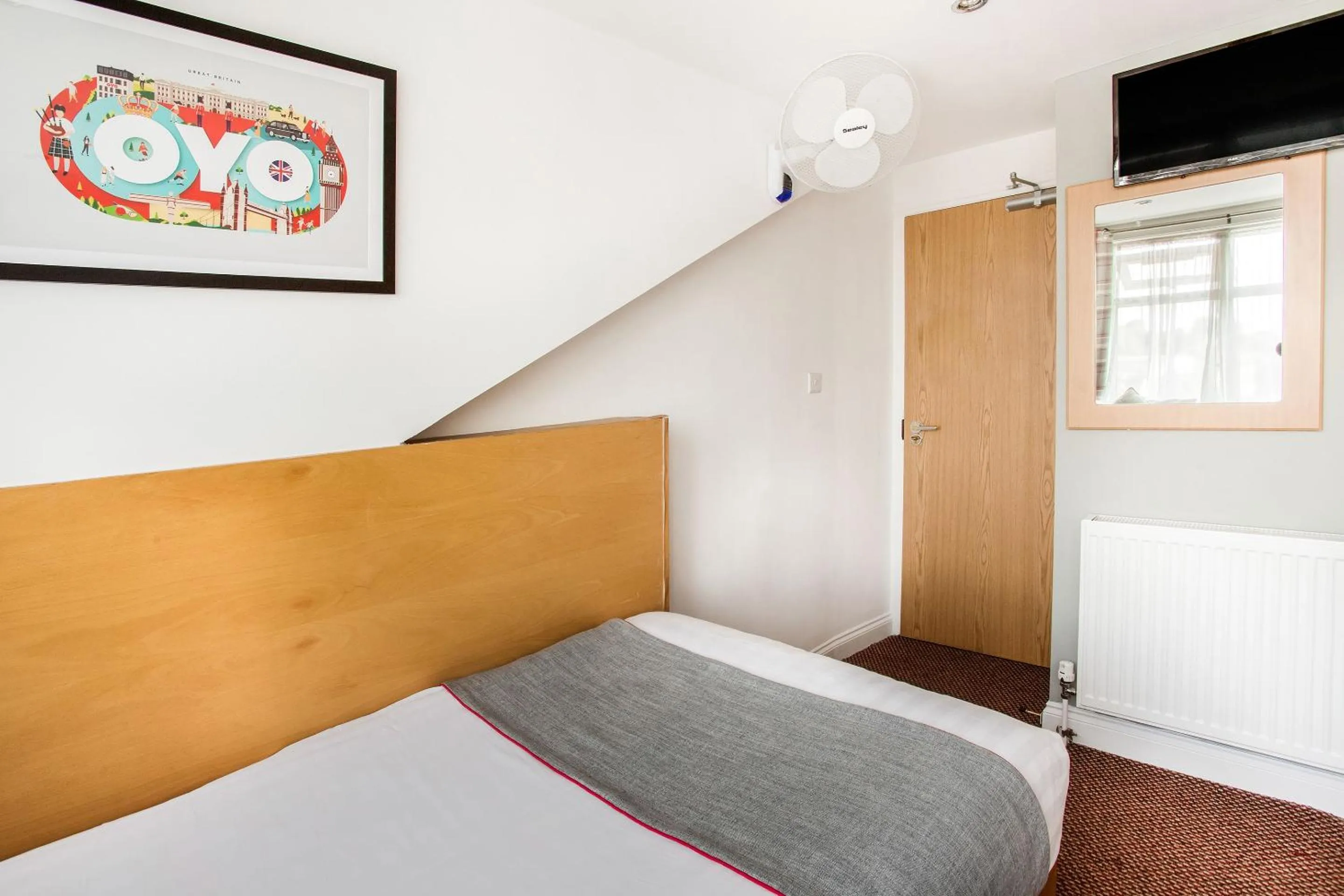 Bedroom, Bed in OYO London Guest House