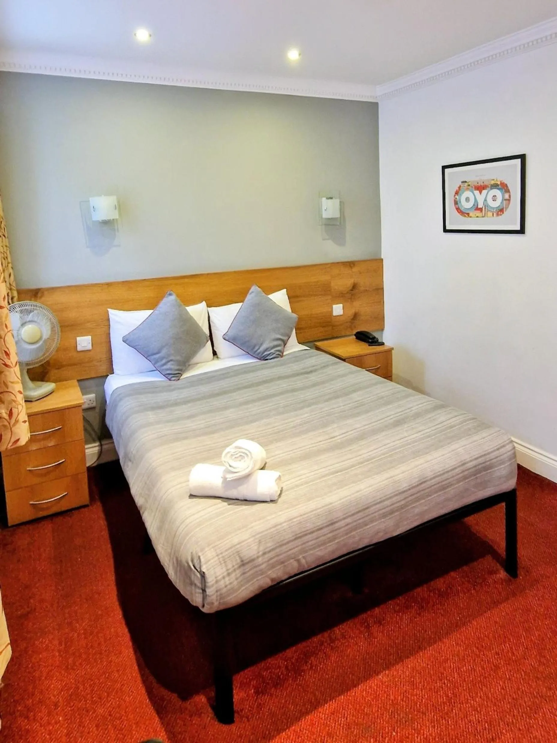 Bed in OYO London Guest House