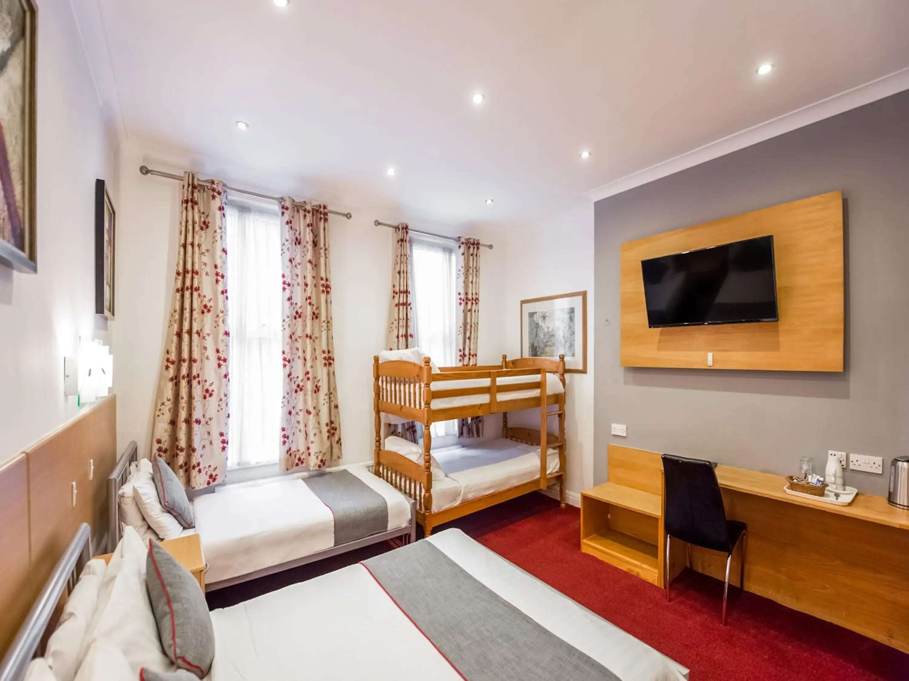 TV and multimedia, Bed in OYO London Guest House