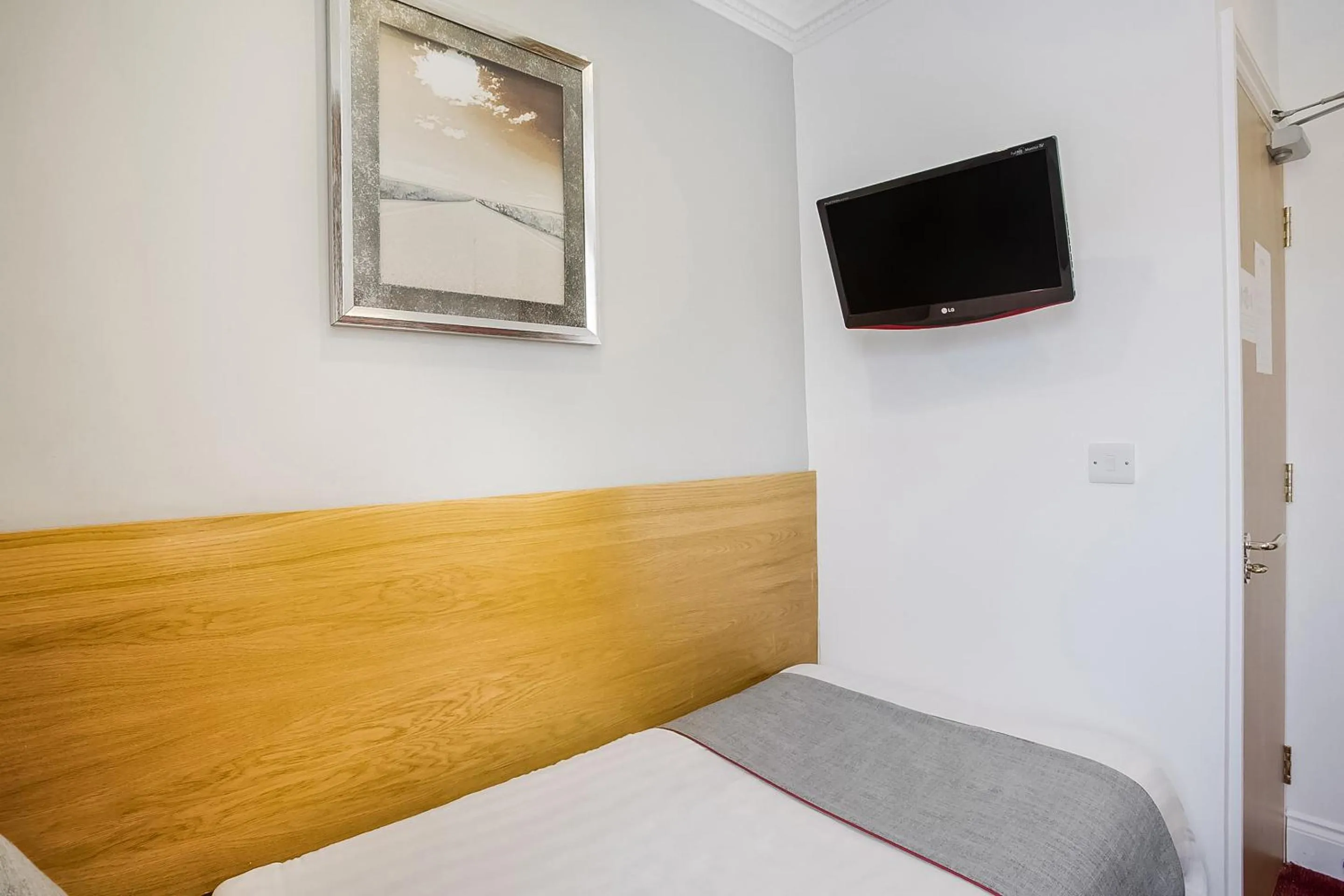 Bedroom, Bed in OYO London Guest House