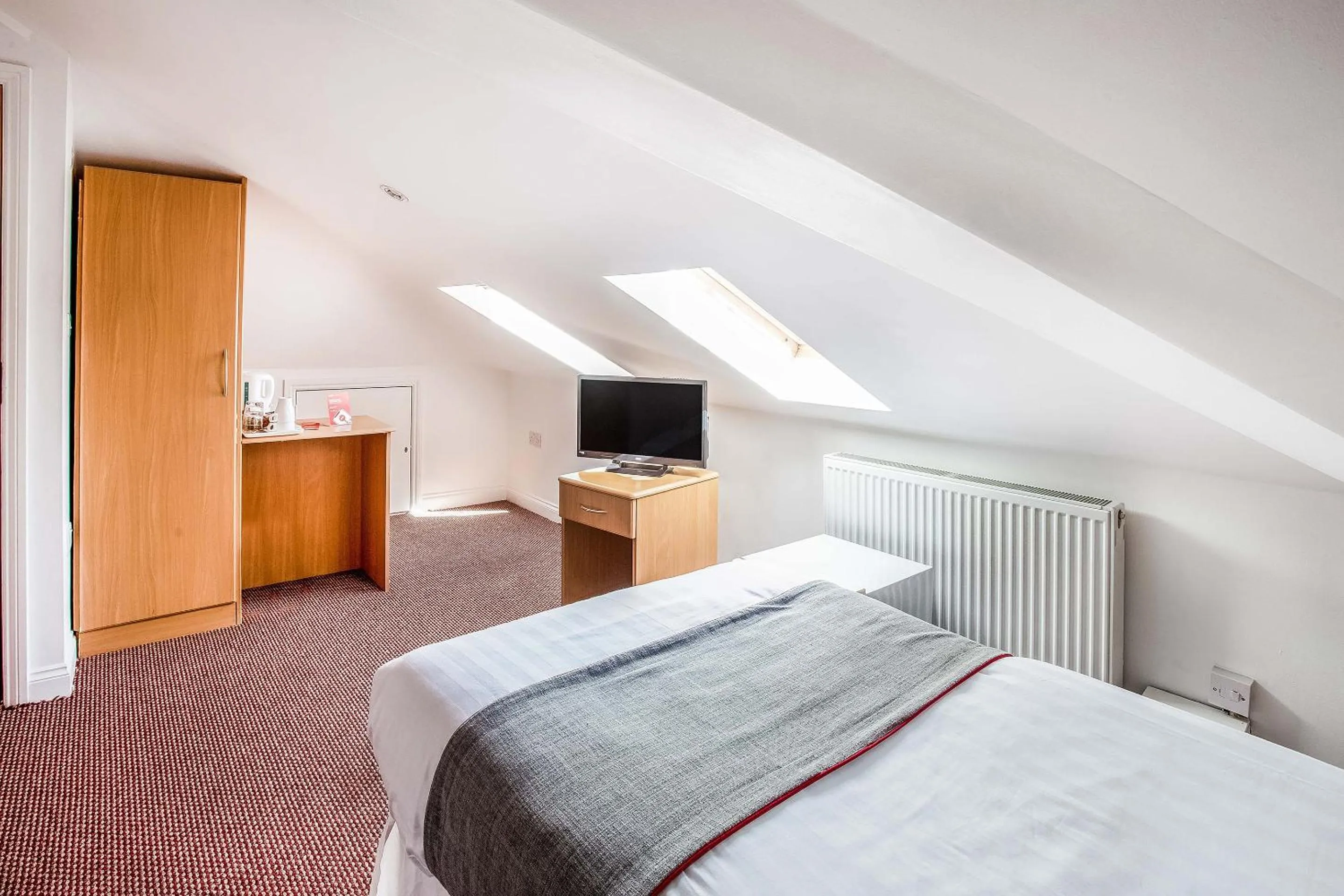 Bedroom, Bed in OYO London Guest House