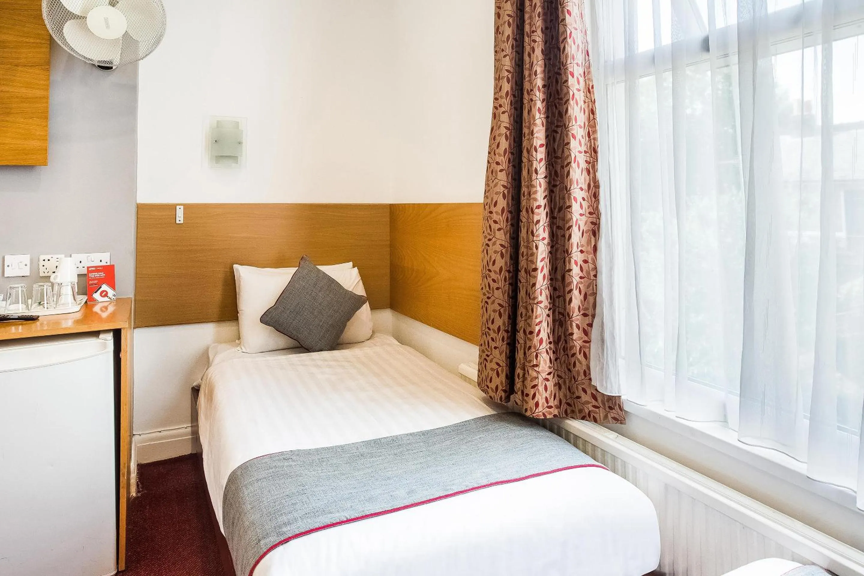 Bedroom, Bed in OYO London Guest House