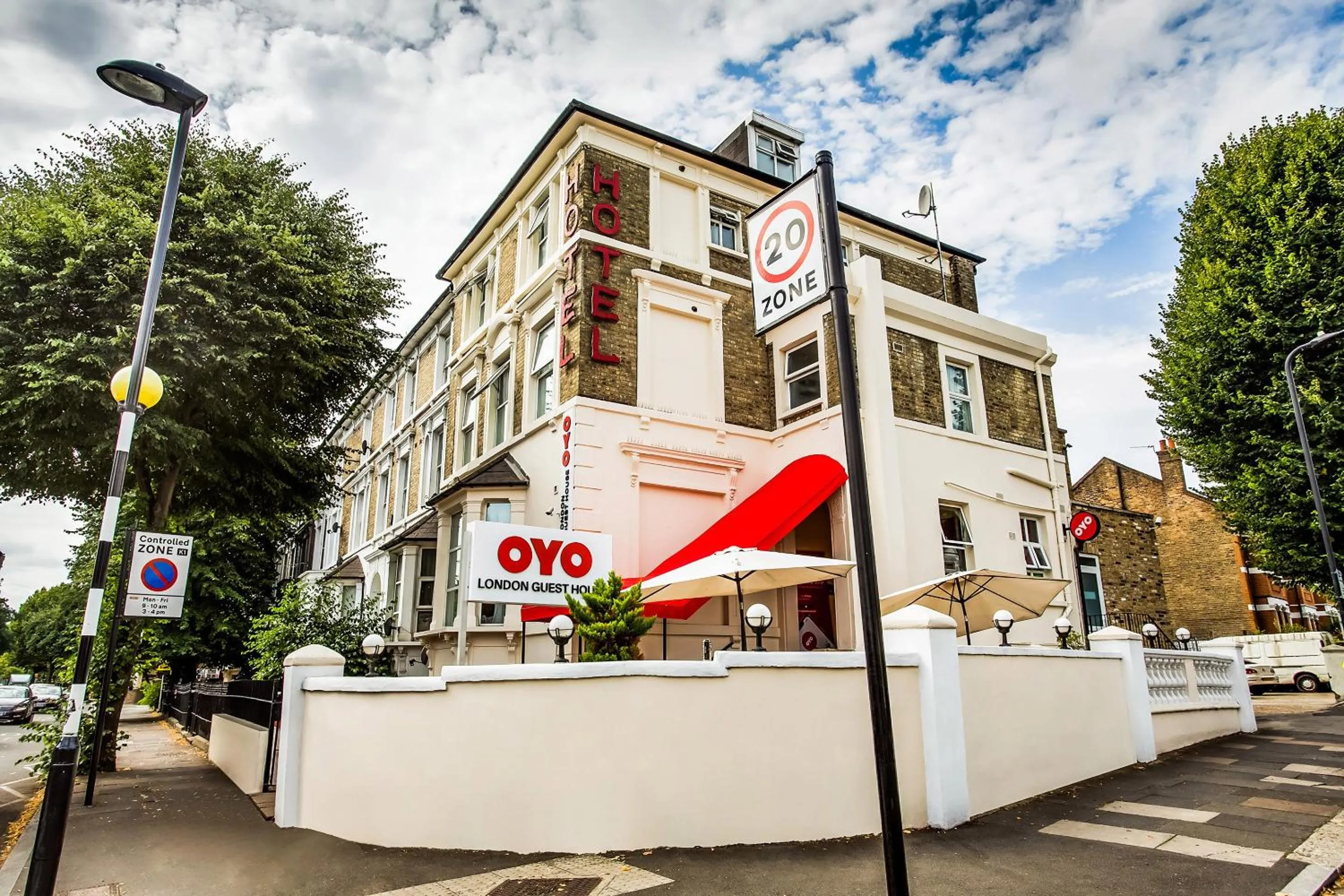Facade/entrance in OYO London Guest House