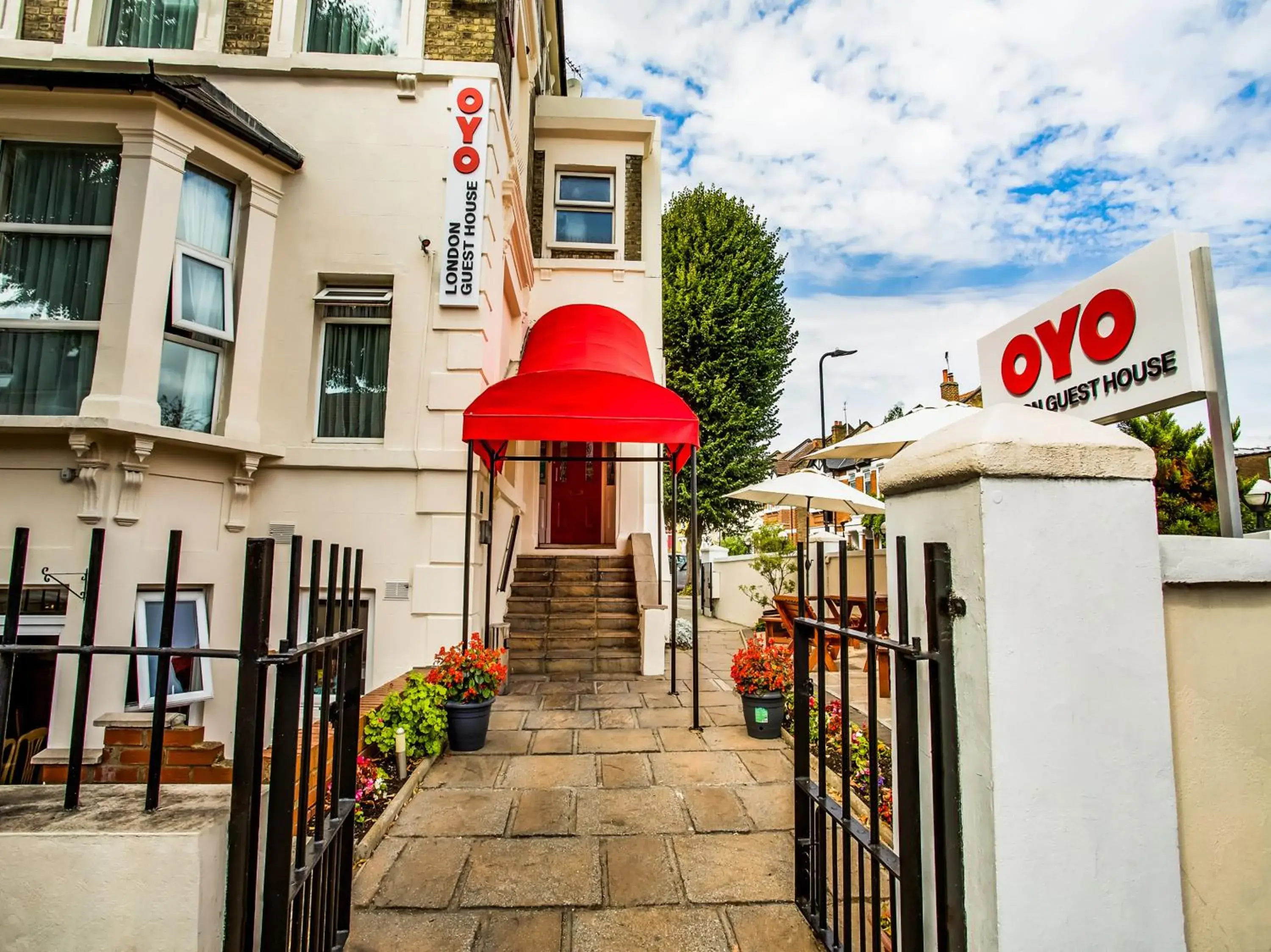 Facade/entrance in OYO London Guest House