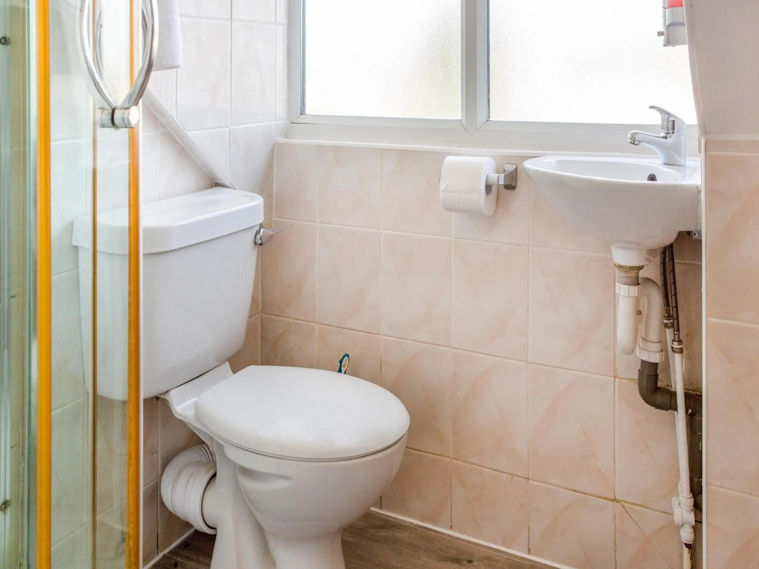 Bathroom in OYO London Guest House