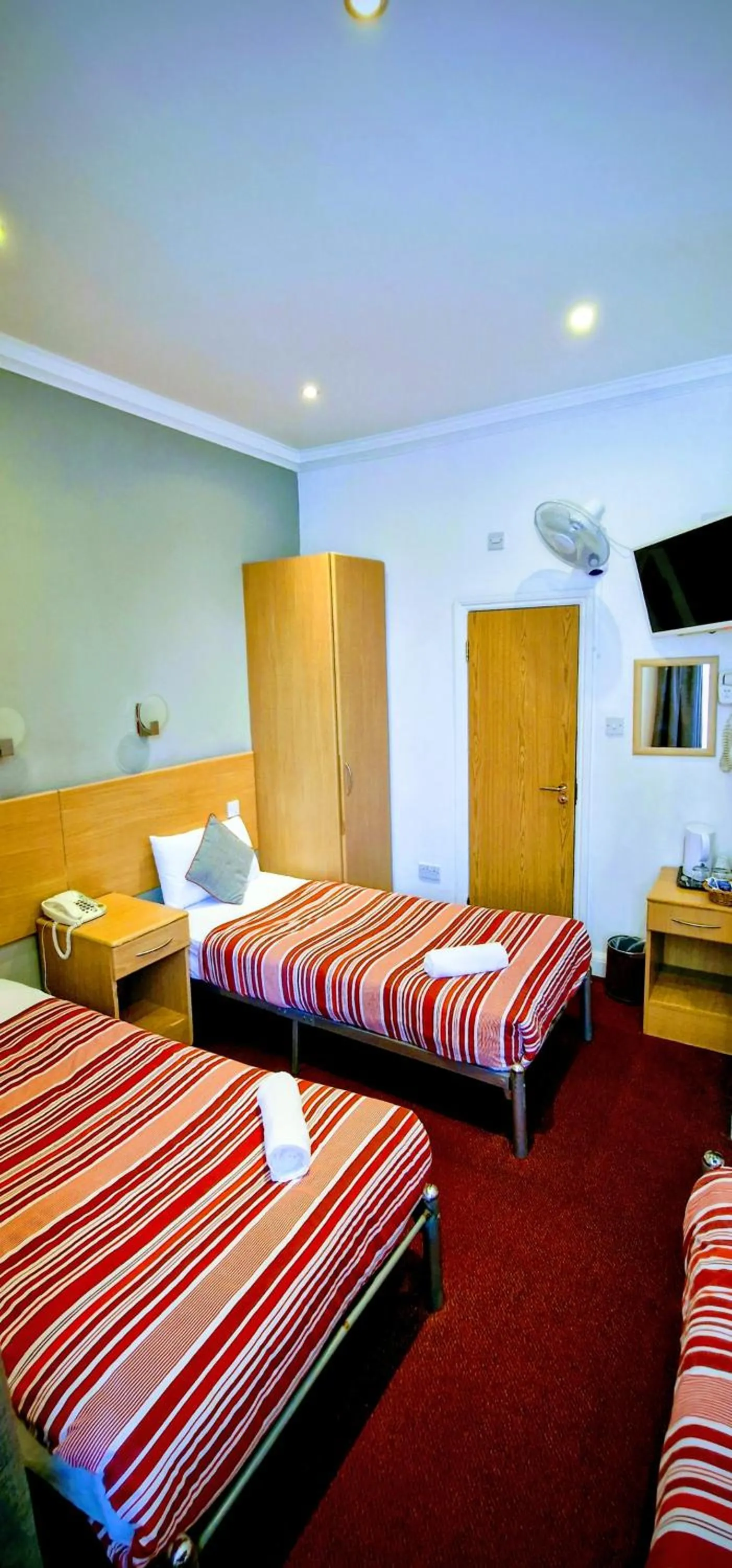 Bedroom, Bed in OYO London Guest House