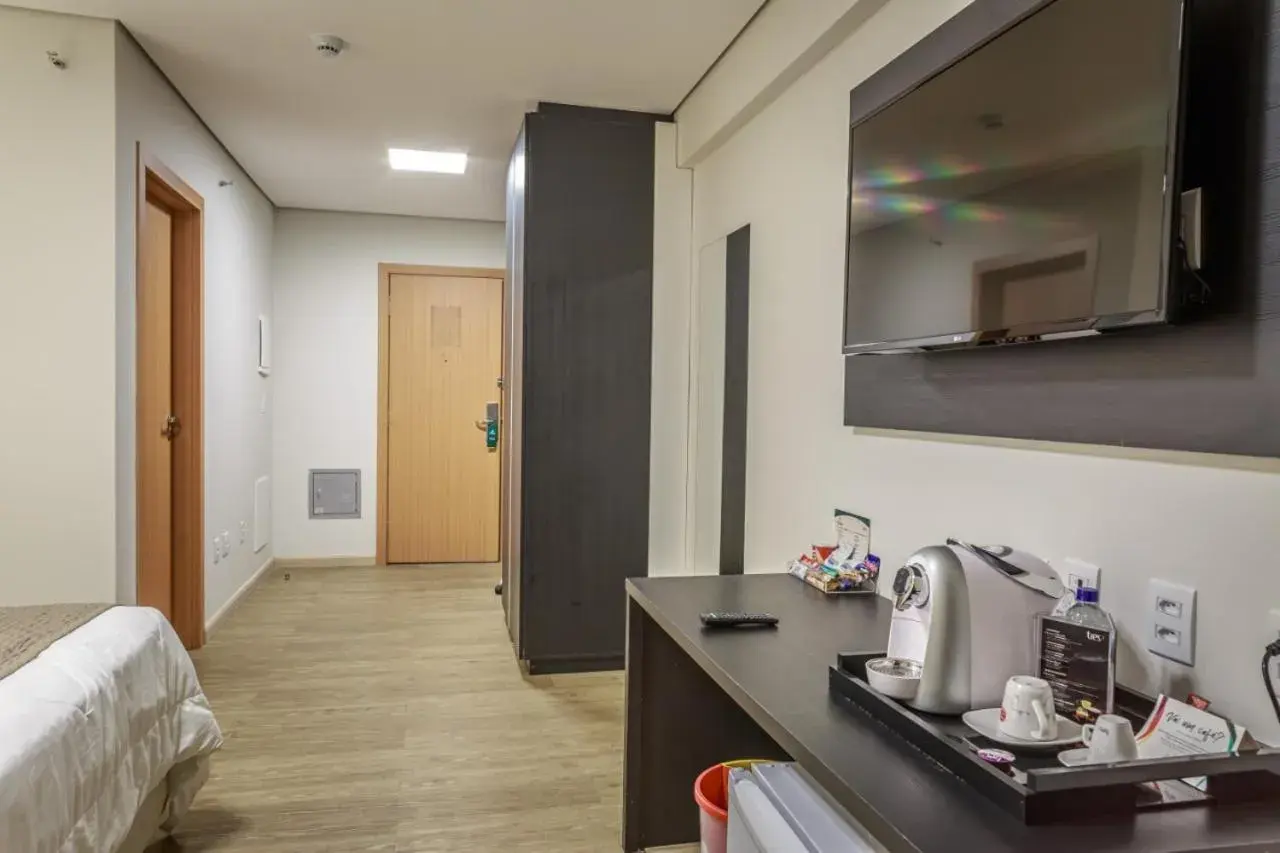 Coffee/tea facilities, Bed in Dubai Suites Coffee/tea facilities, Bed in Dubai Suites