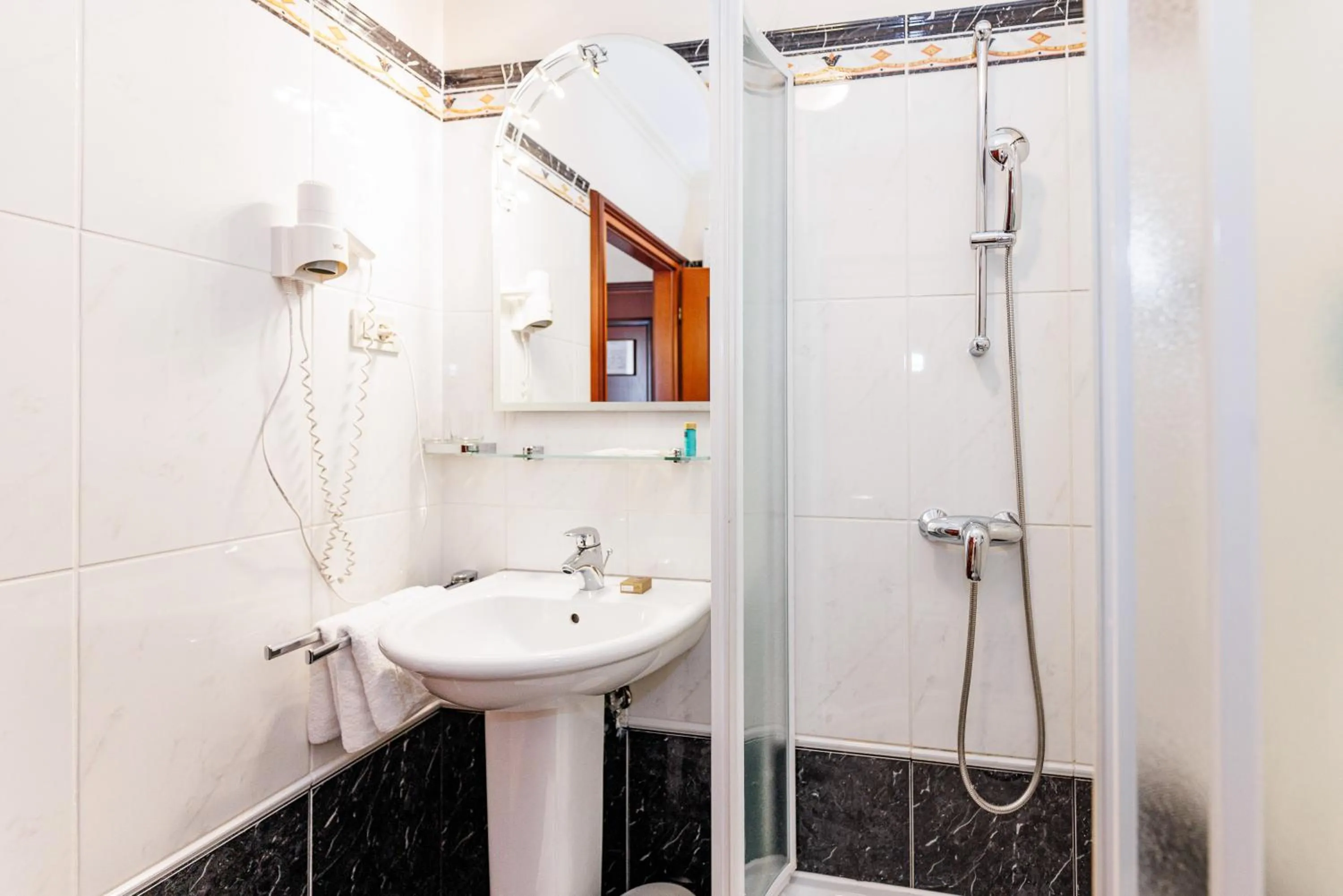 Shower in Hotel Savoy