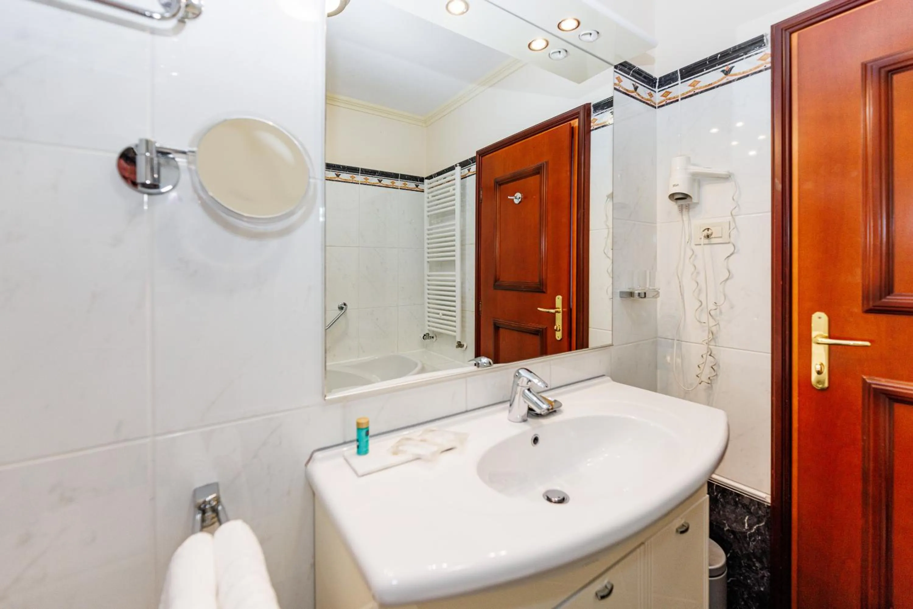 Bathroom in Hotel Savoy