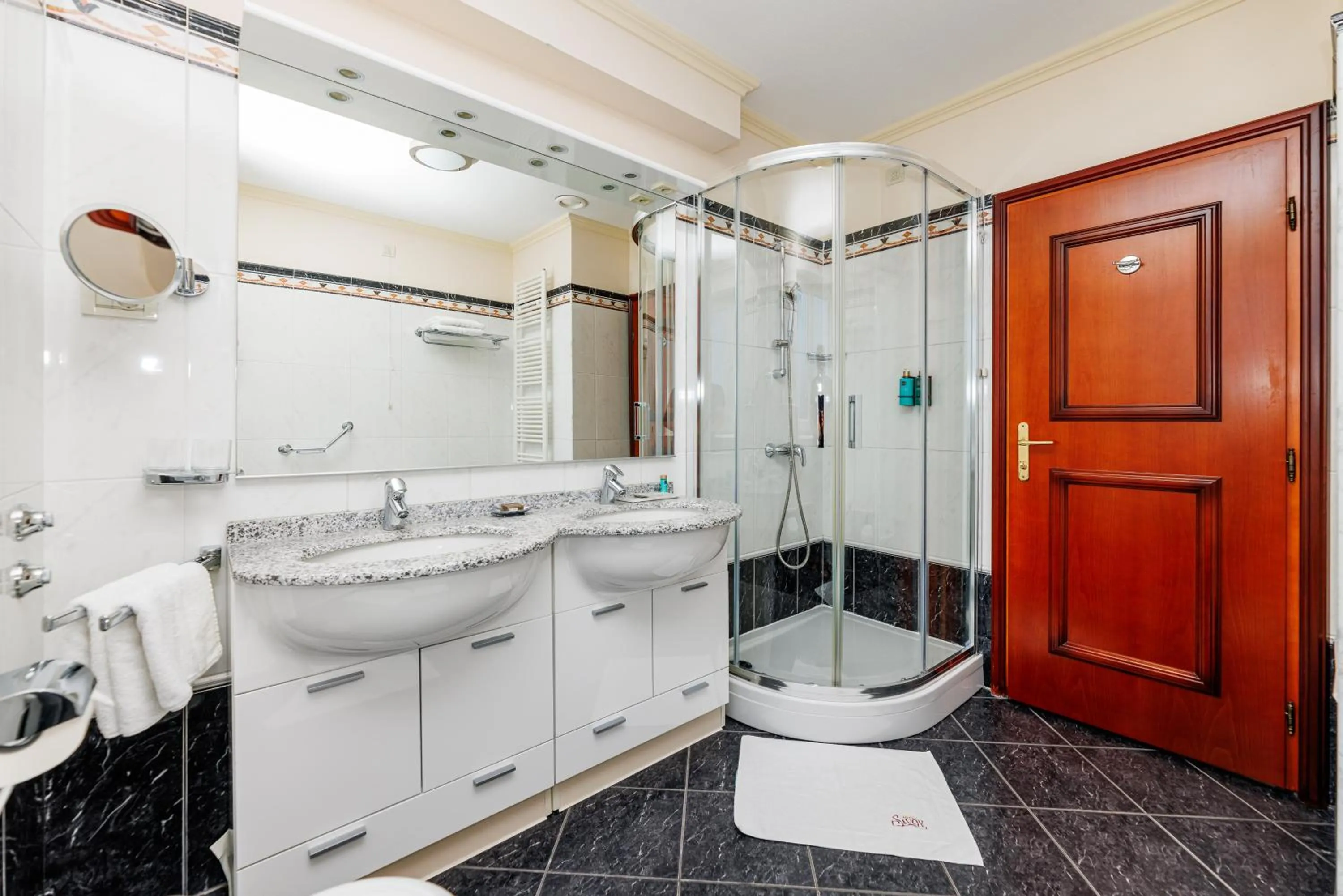 Shower in Hotel Savoy