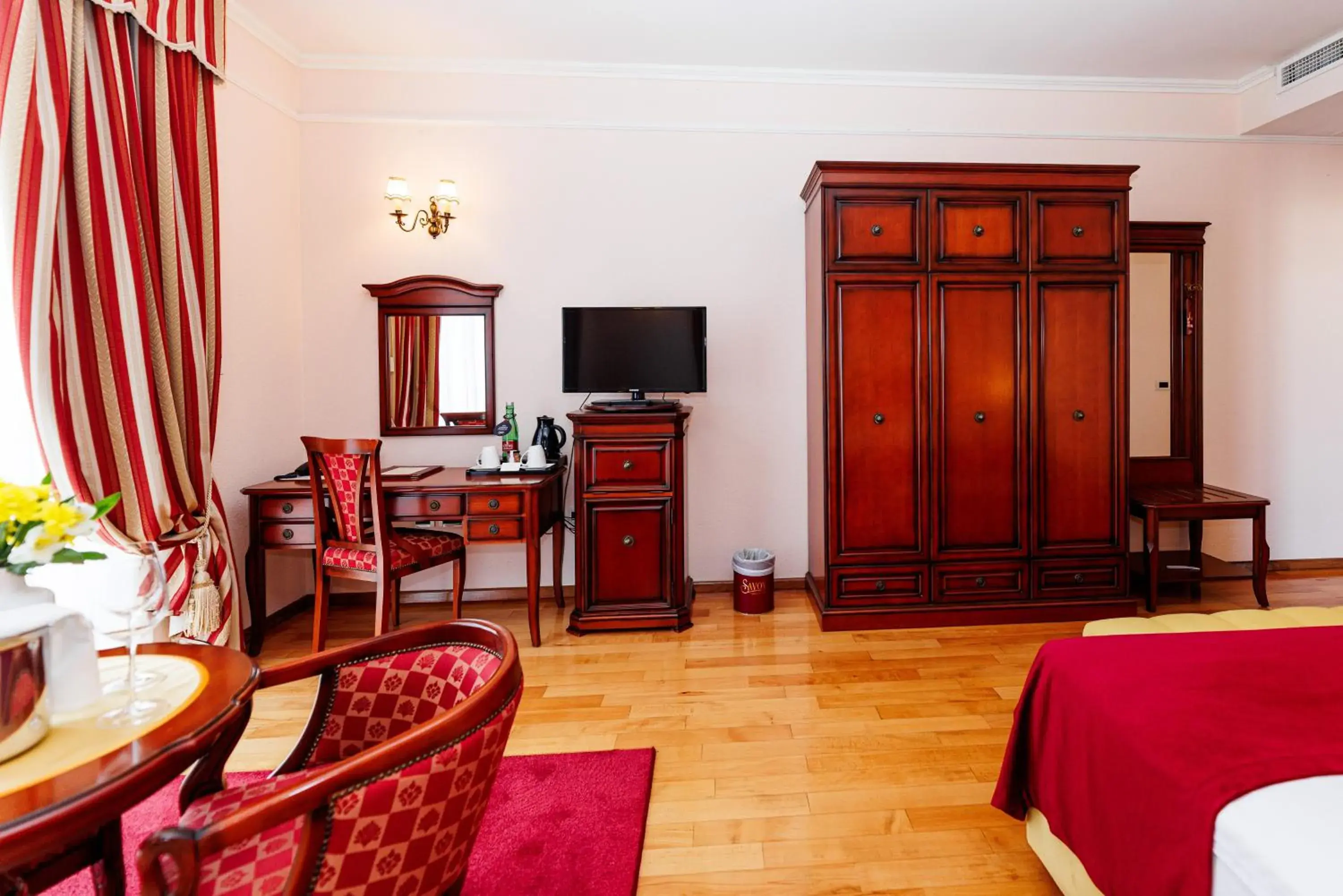 TV and multimedia, Bed in Hotel Savoy TV and multimedia, Bed in Hotel Savoy