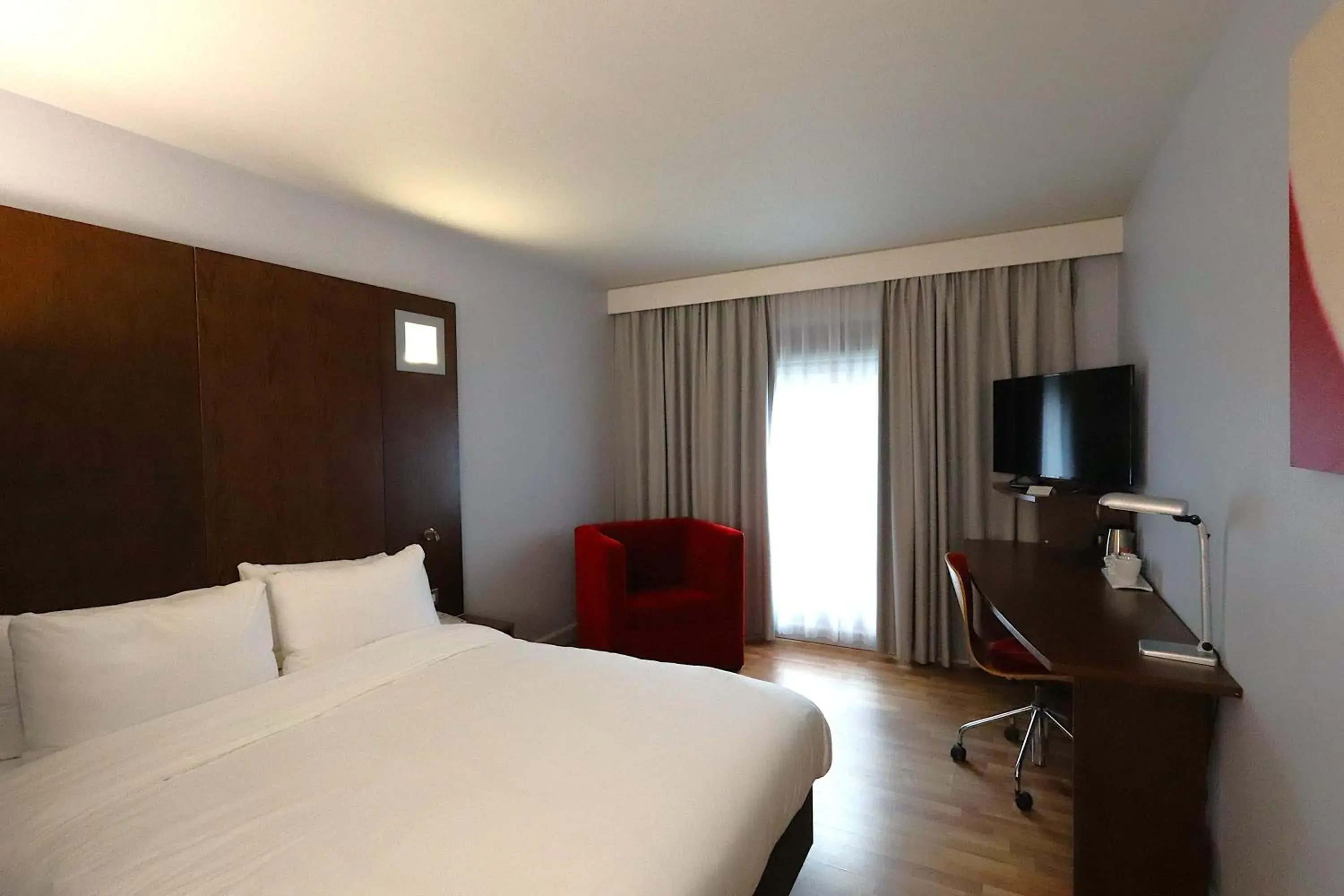 Bedroom, Bed in Park Inn by Radisson Birmingham Walsall Bedroom, Bed in Park Inn by Radisson Birmingham Walsall