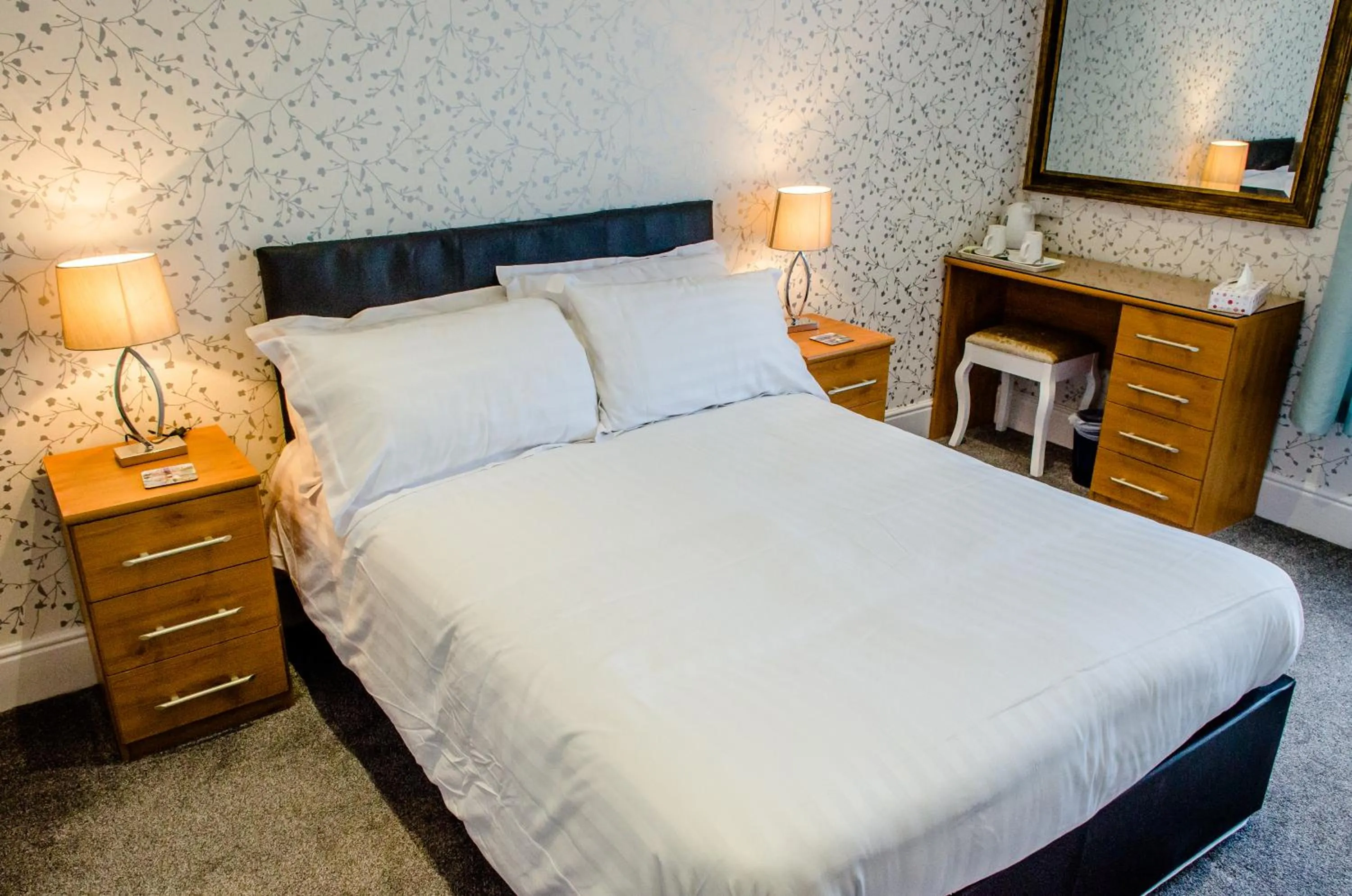 Bedroom, Bed in The Avenue