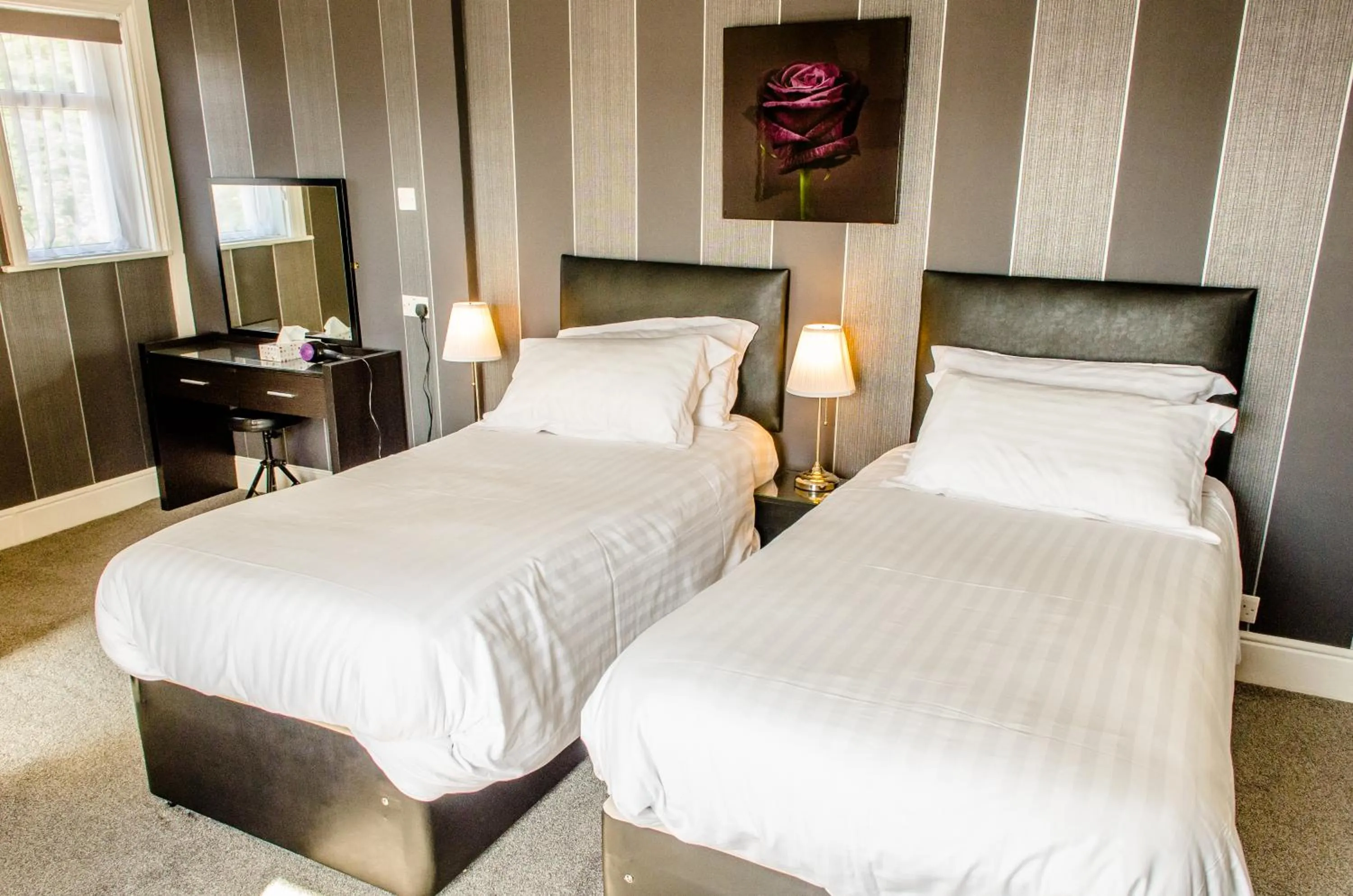 Bedroom, Bed in The Avenue