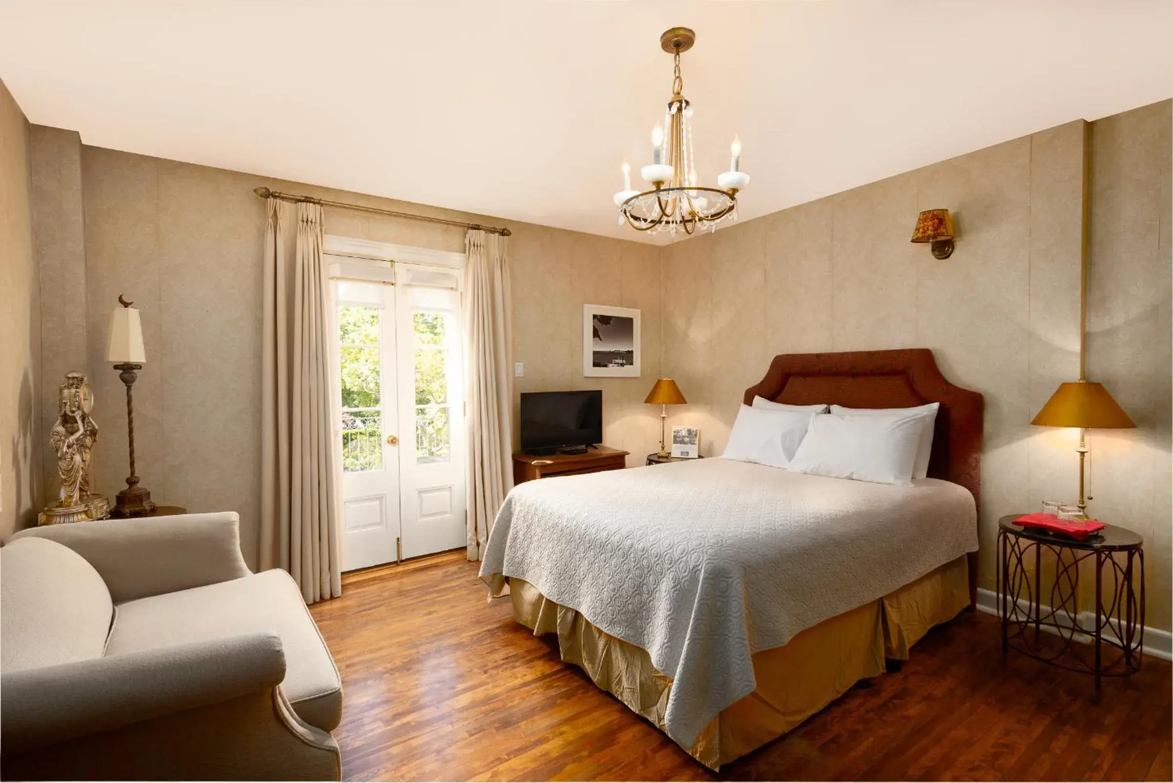 Deluxe Queen Room in The Old Bank House Deluxe Queen Room in The Old Bank House