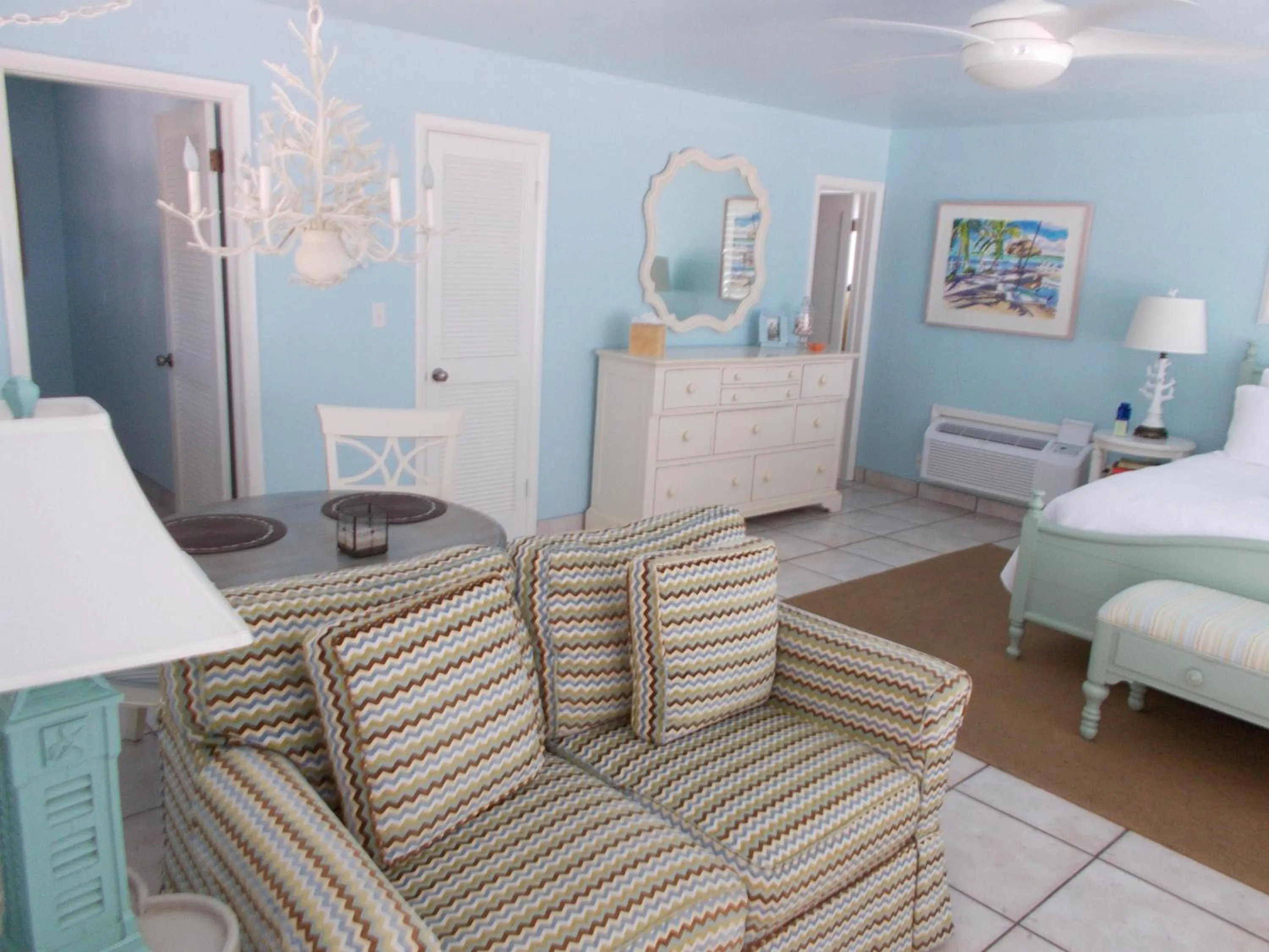Seating area, Bed in Kona Kai Resort and Gallery