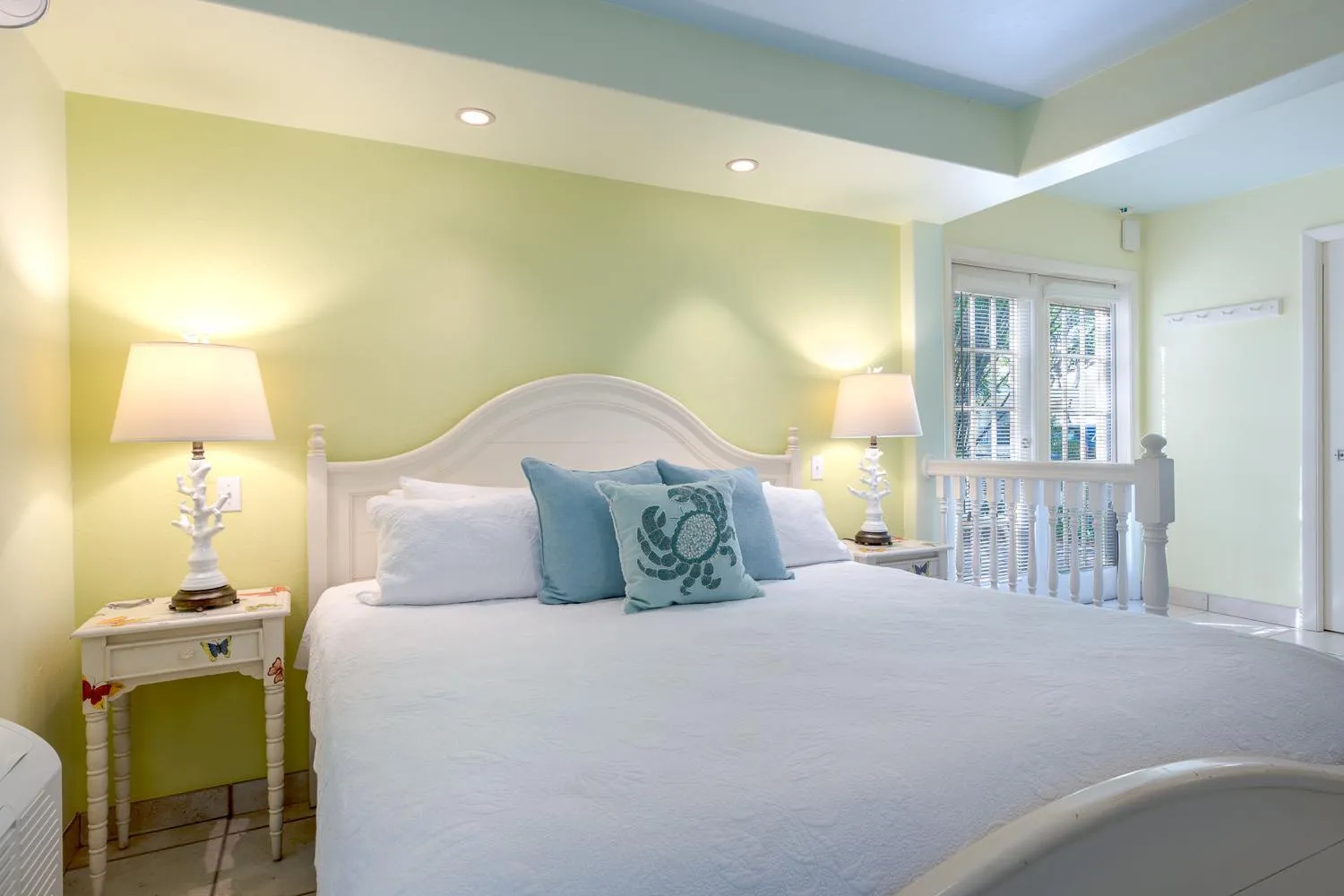 Bed in Kona Kai Resort and Gallery