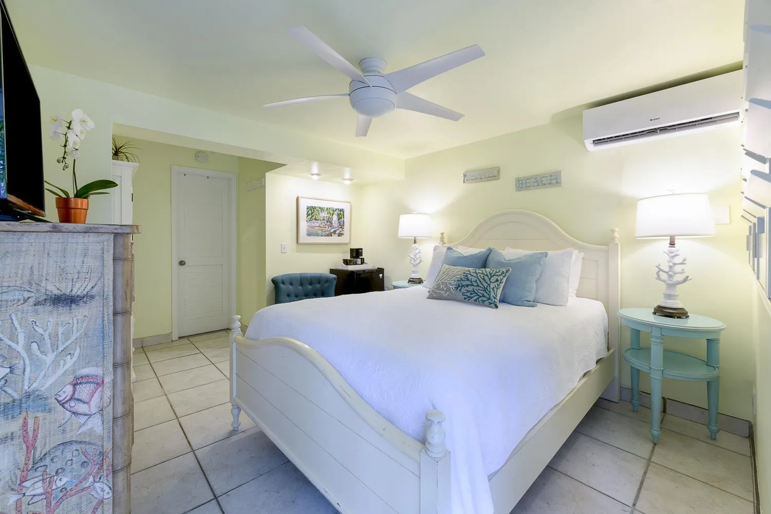 Bed in Kona Kai Resort and Gallery