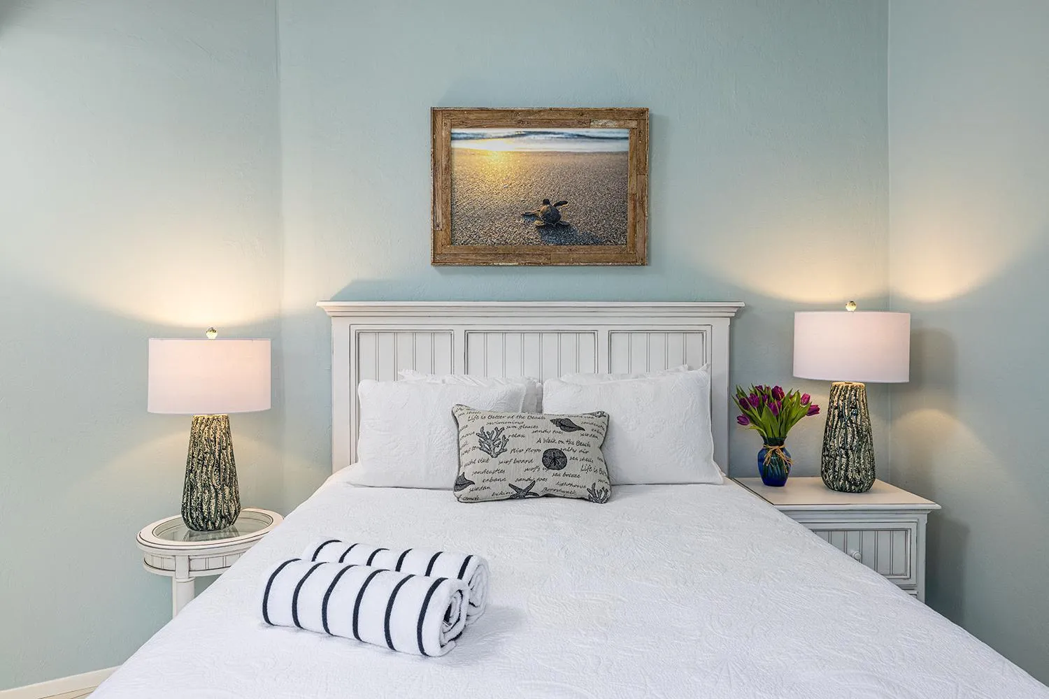 Bed in Kona Kai Resort and Gallery