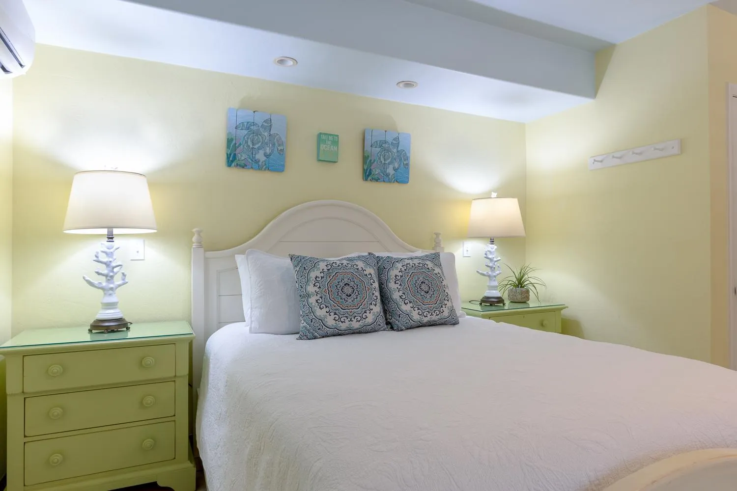 Bed in Kona Kai Resort and Gallery