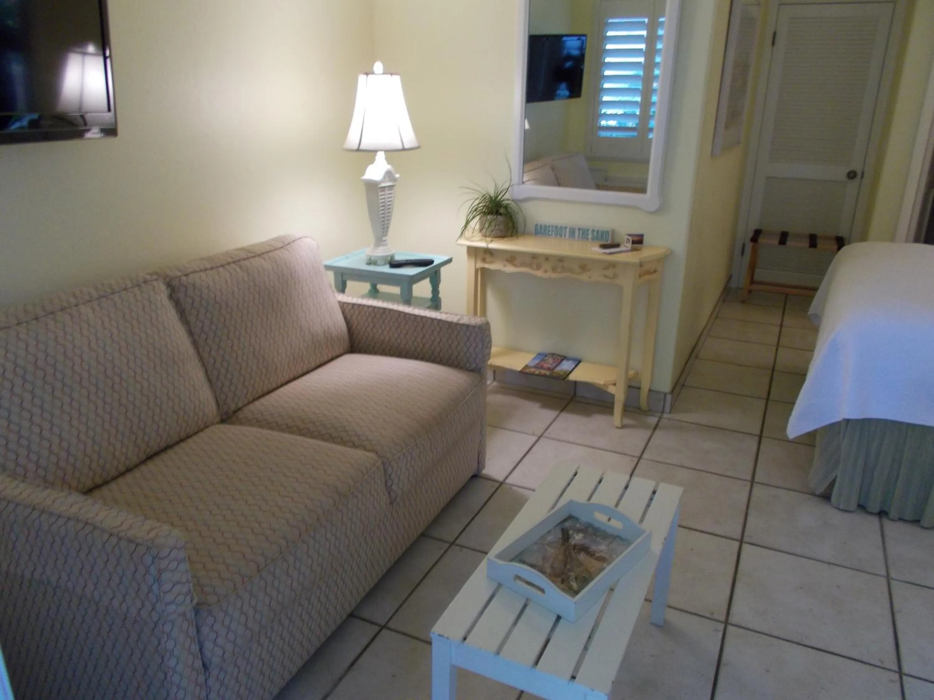 Seating area, Bed in Kona Kai Resort and Gallery
