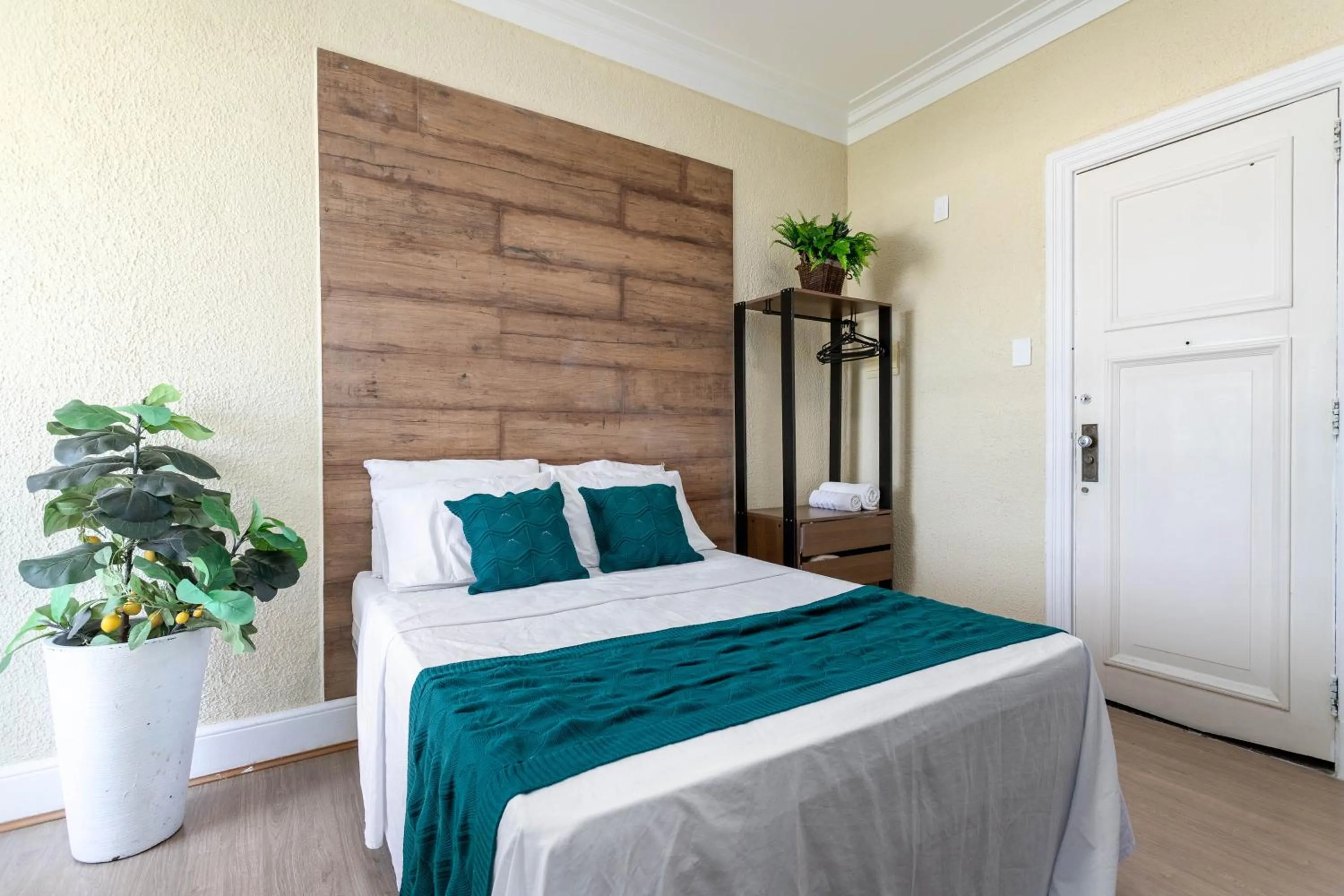 Bedroom, Bed in Deslumbrante vista para a Praia de Copacabana.